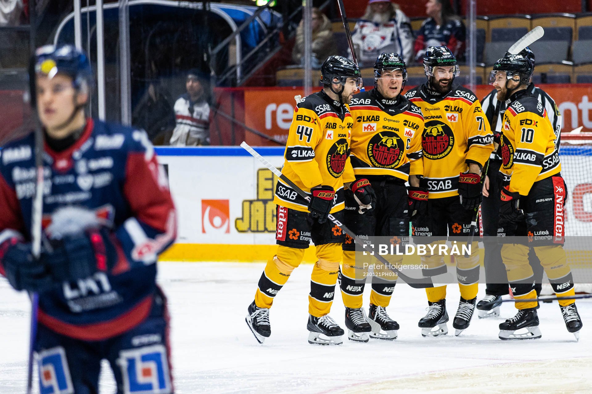 Luleås Einar Emanuelsson jublar med lagkamrater