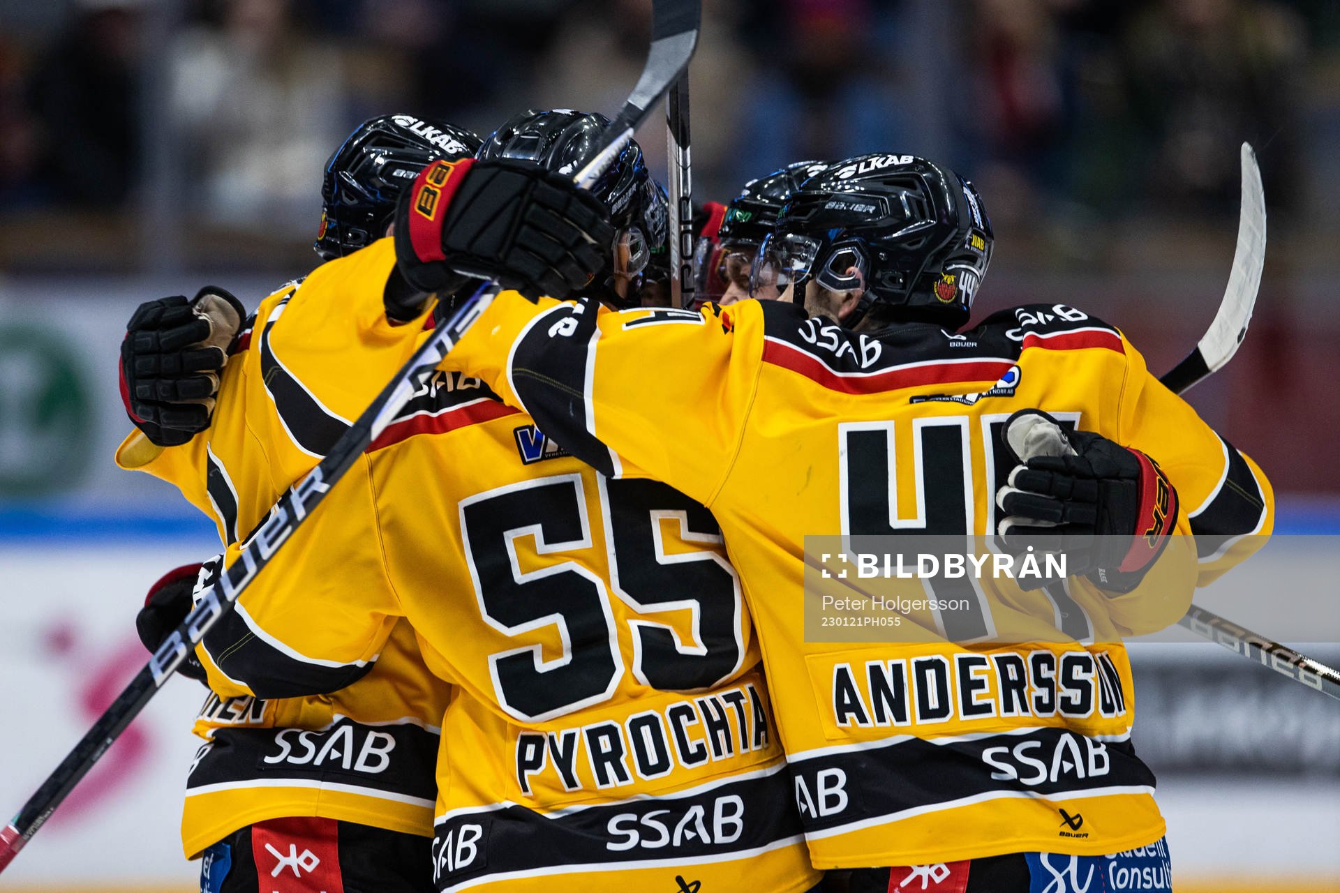Luleås Filip Pyrochta jublar med lagkamrater