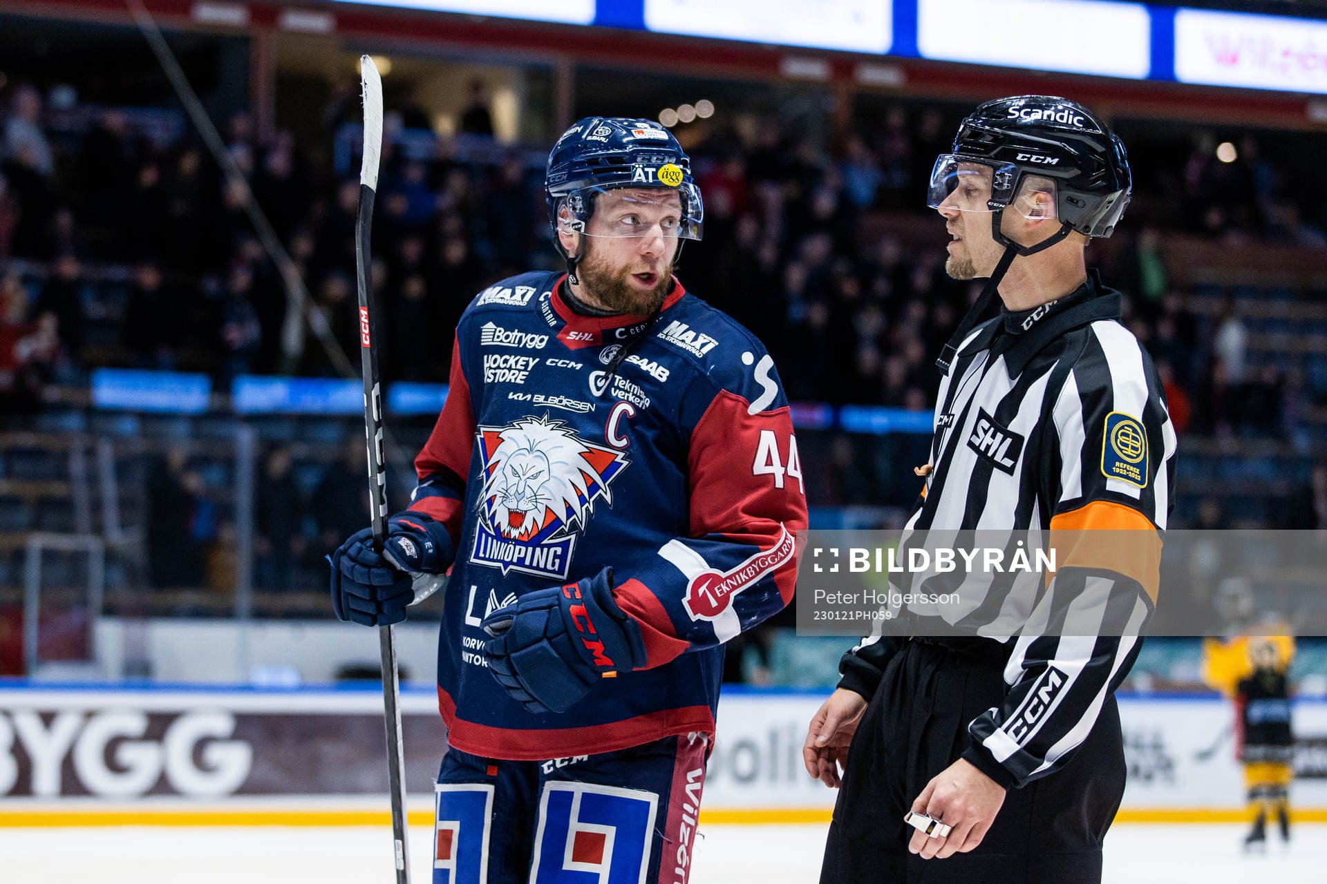 Linköpings Jonas Junland diskuterar med domaren