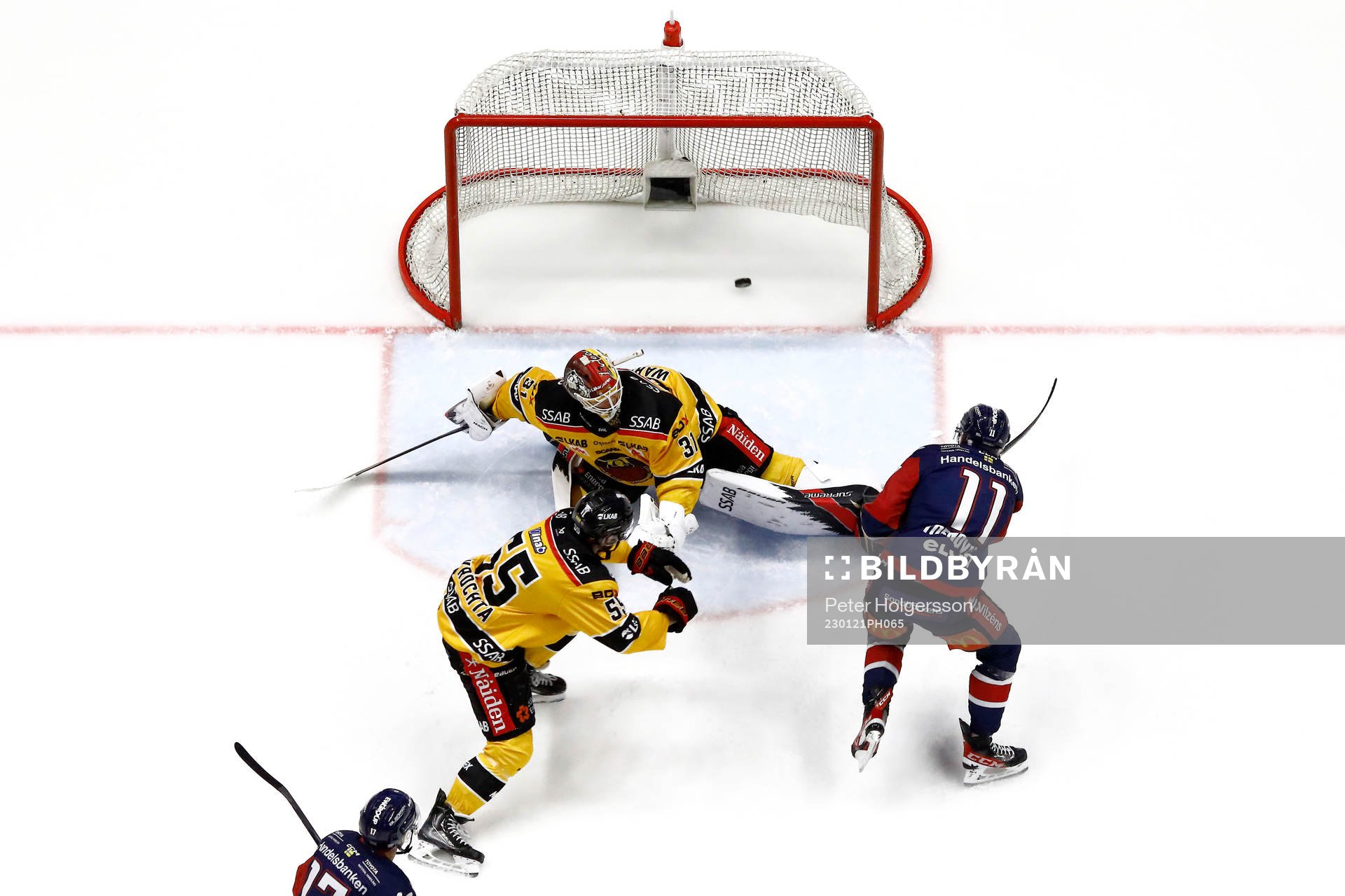Mål 2-3 av Linköpings Henrik Törnqvist förbi Luleås