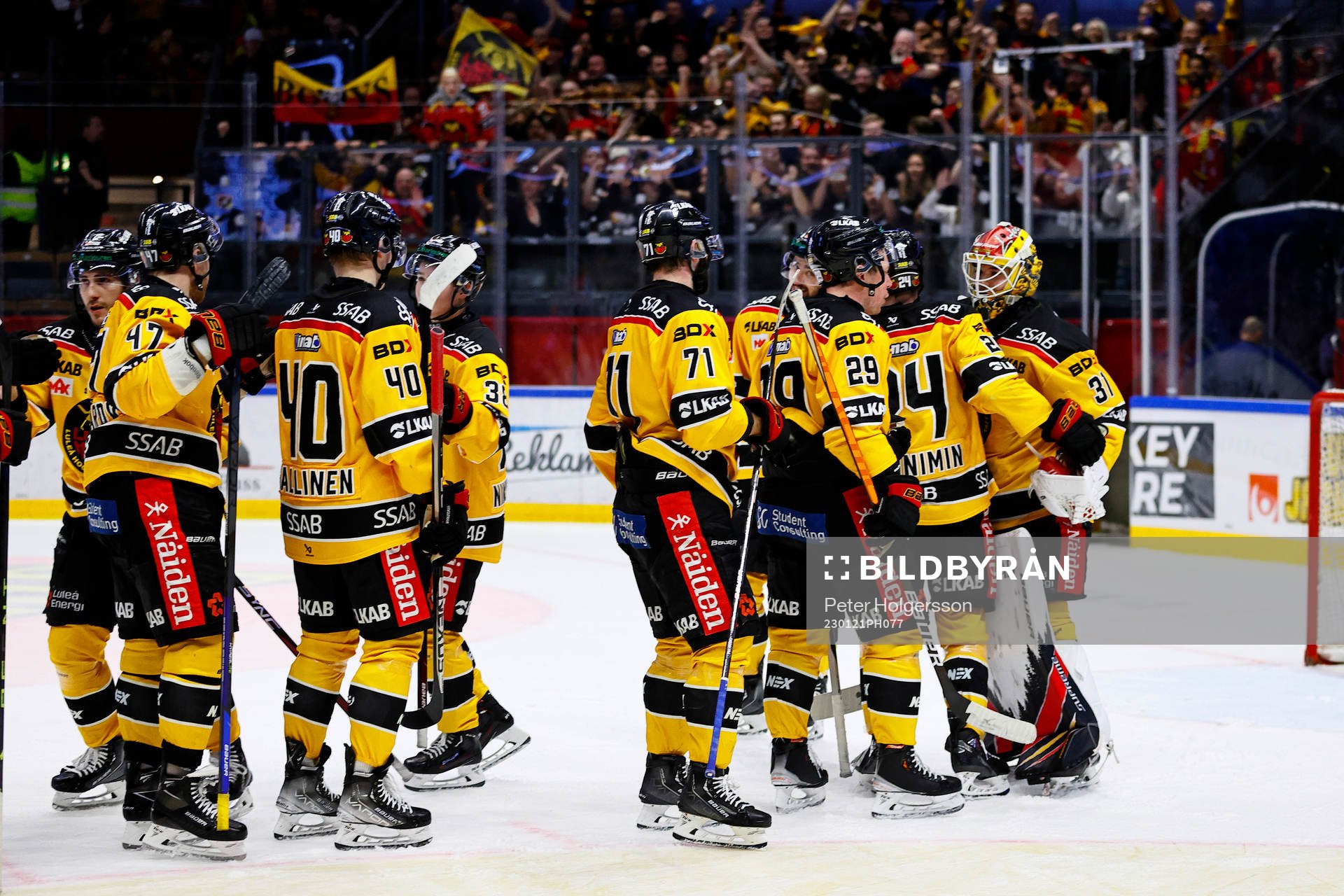 Luleås spelare jublar och tackar målvakt Matteus Ward