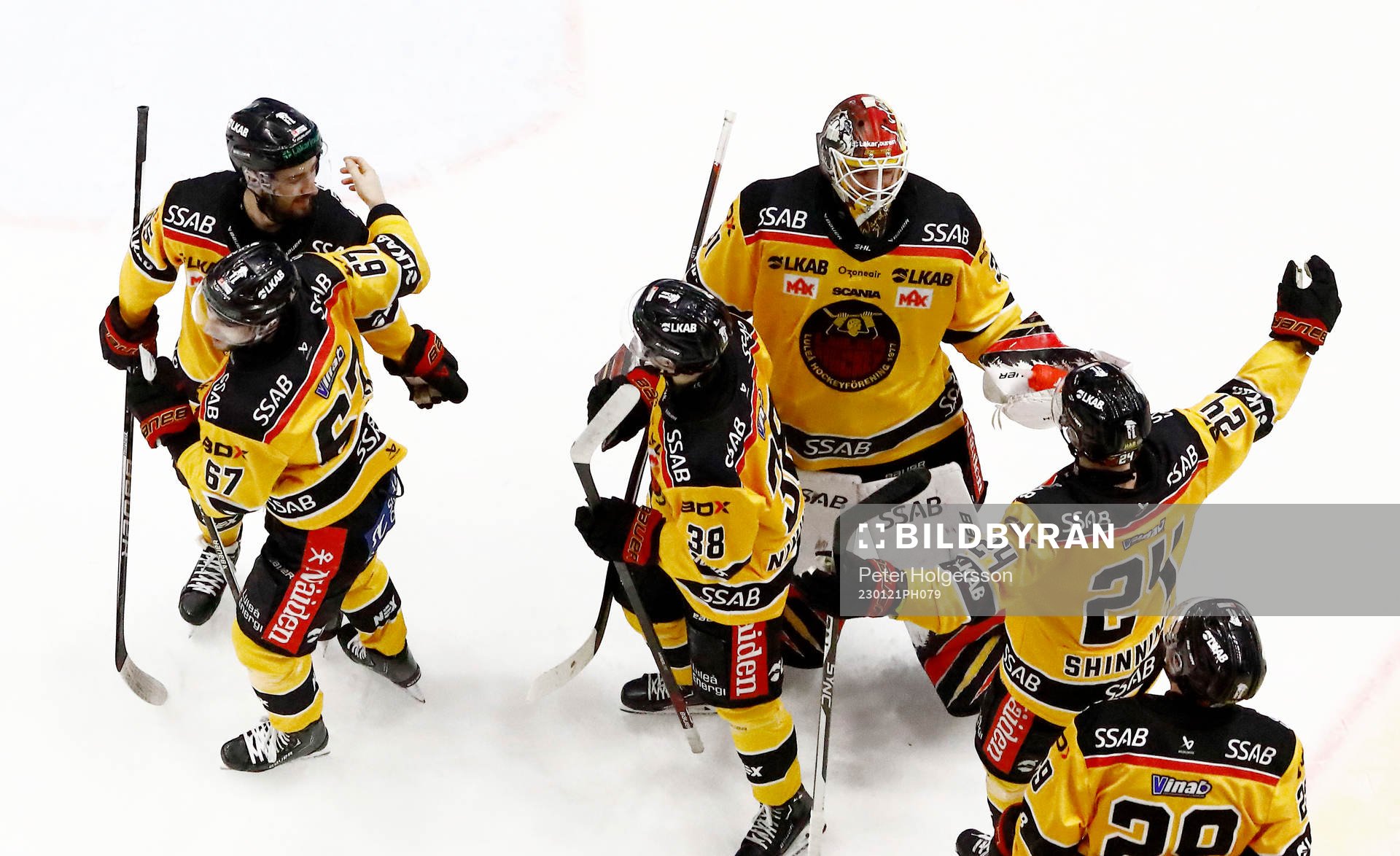 Luleås spelare jublar och tackar målvakt Matteus Ward