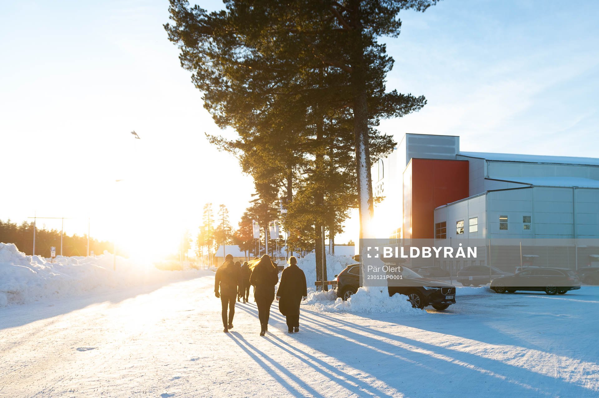 Människor påväg till NHC Arena