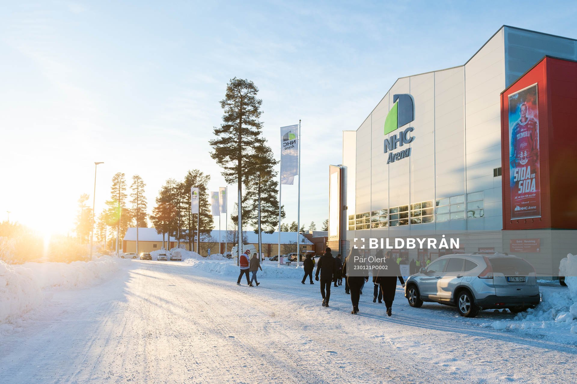 Människor påväg till NHC Arena