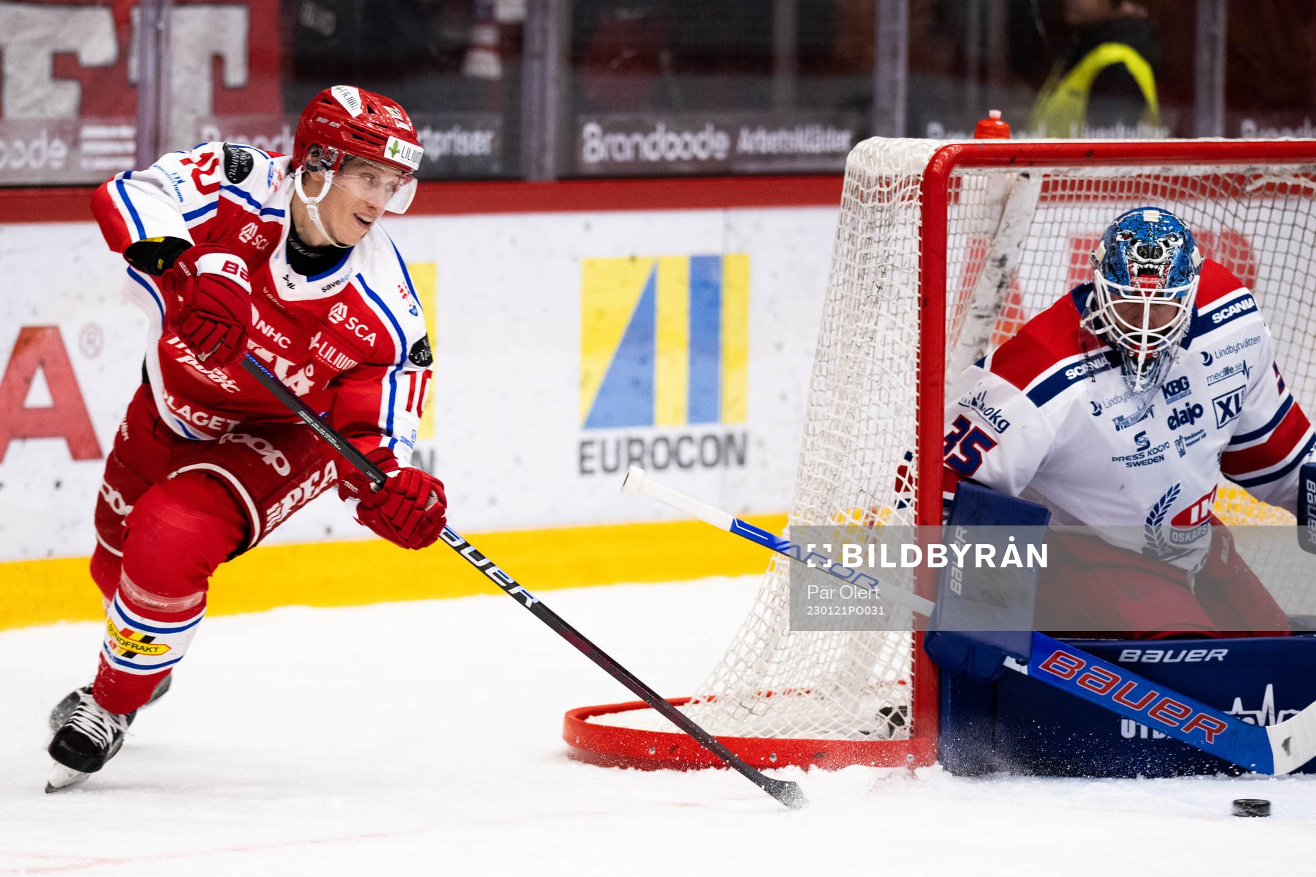 Timrås Robin Alvarez och Oskarshamns målvakt Joe Cannata