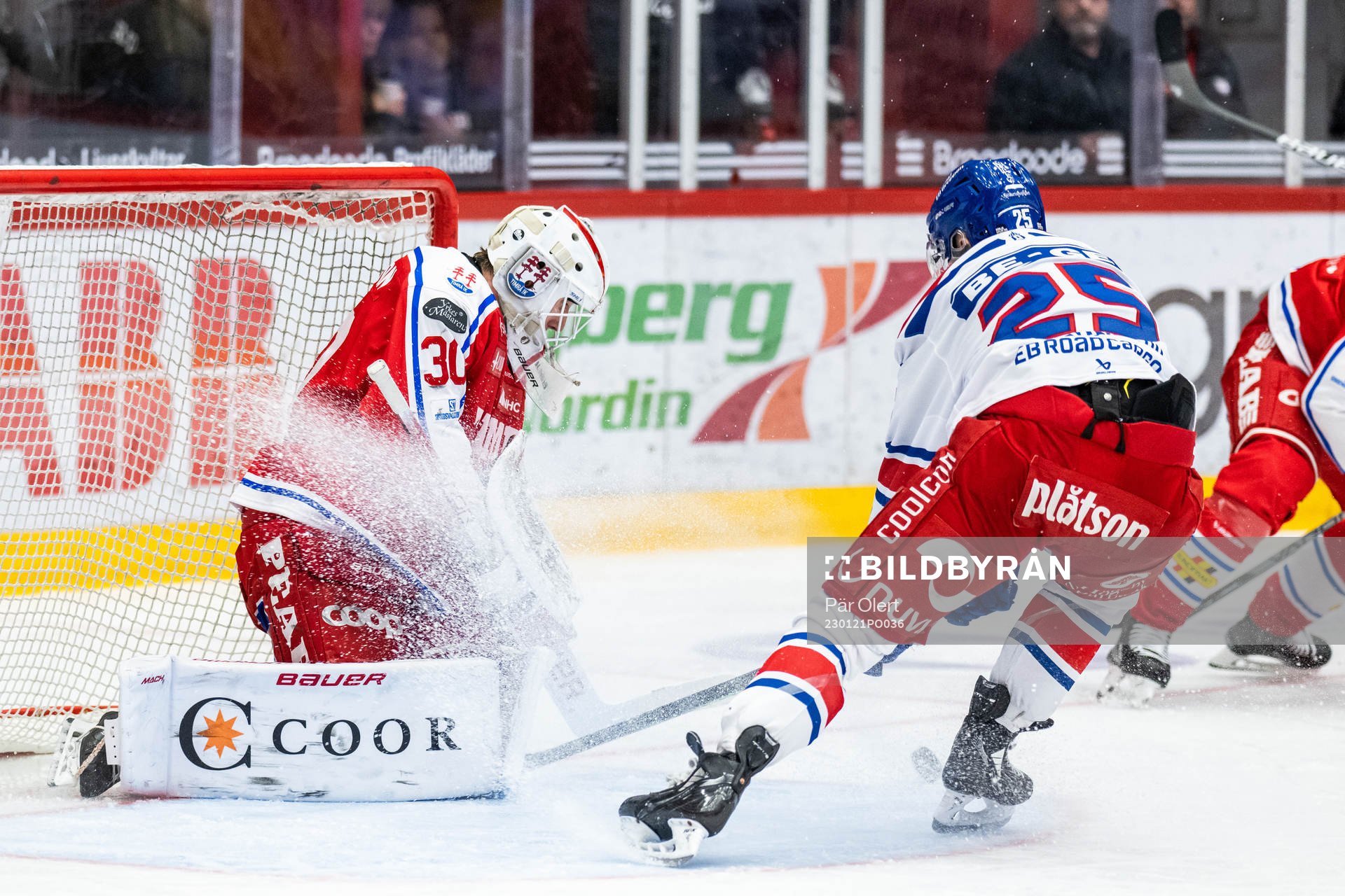 Timrås målvakt Jacob Johansson och Oskarshamns Johannes