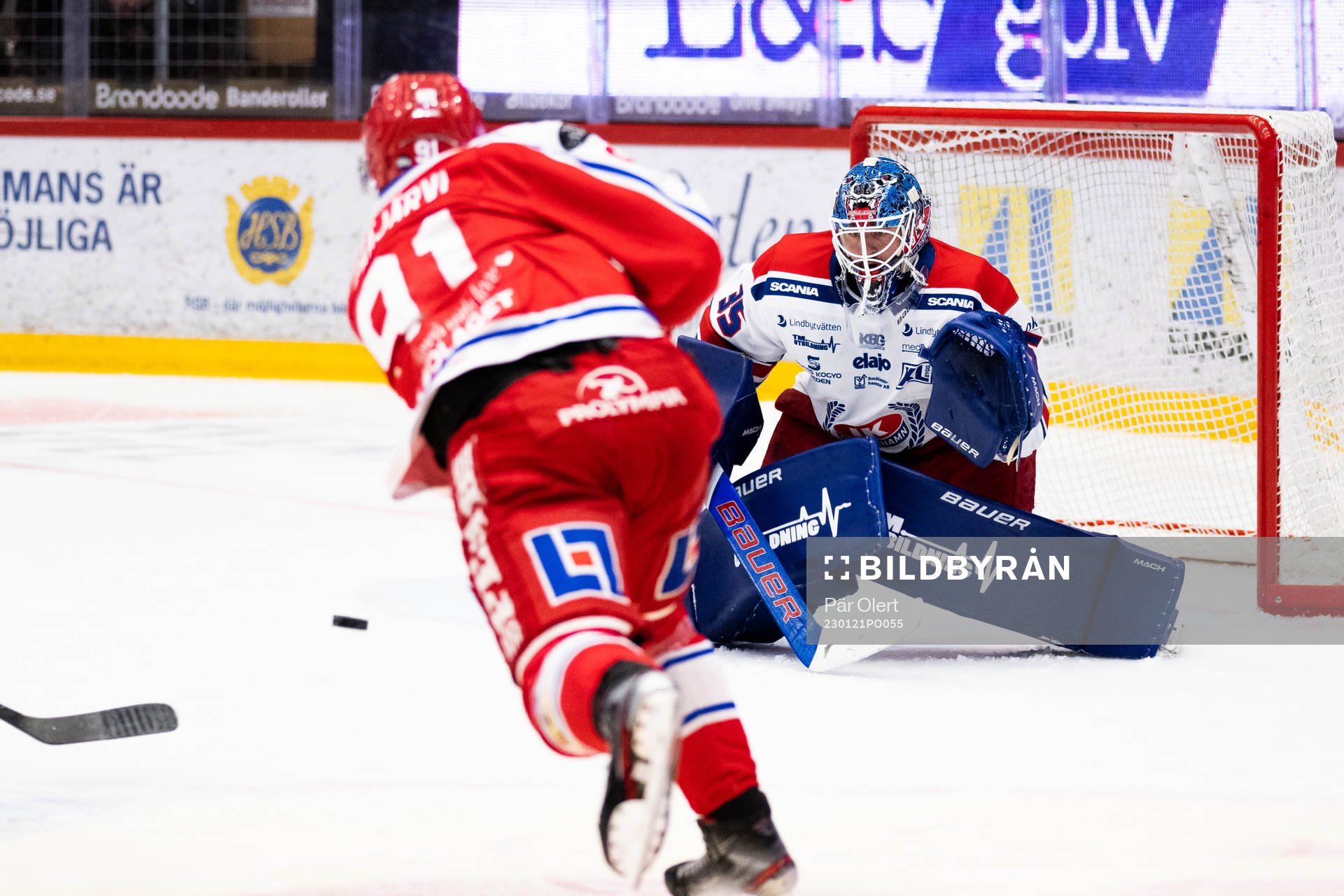 Timrås Magnus Pääjärvi skjuter mot Oskarshamns målvakt