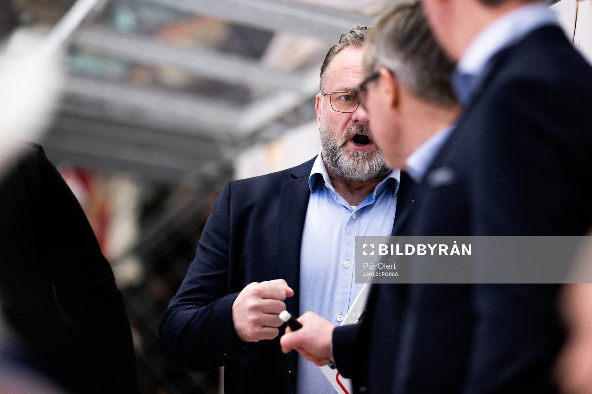 Timrås assisterande tränare Lars Marklund jublar