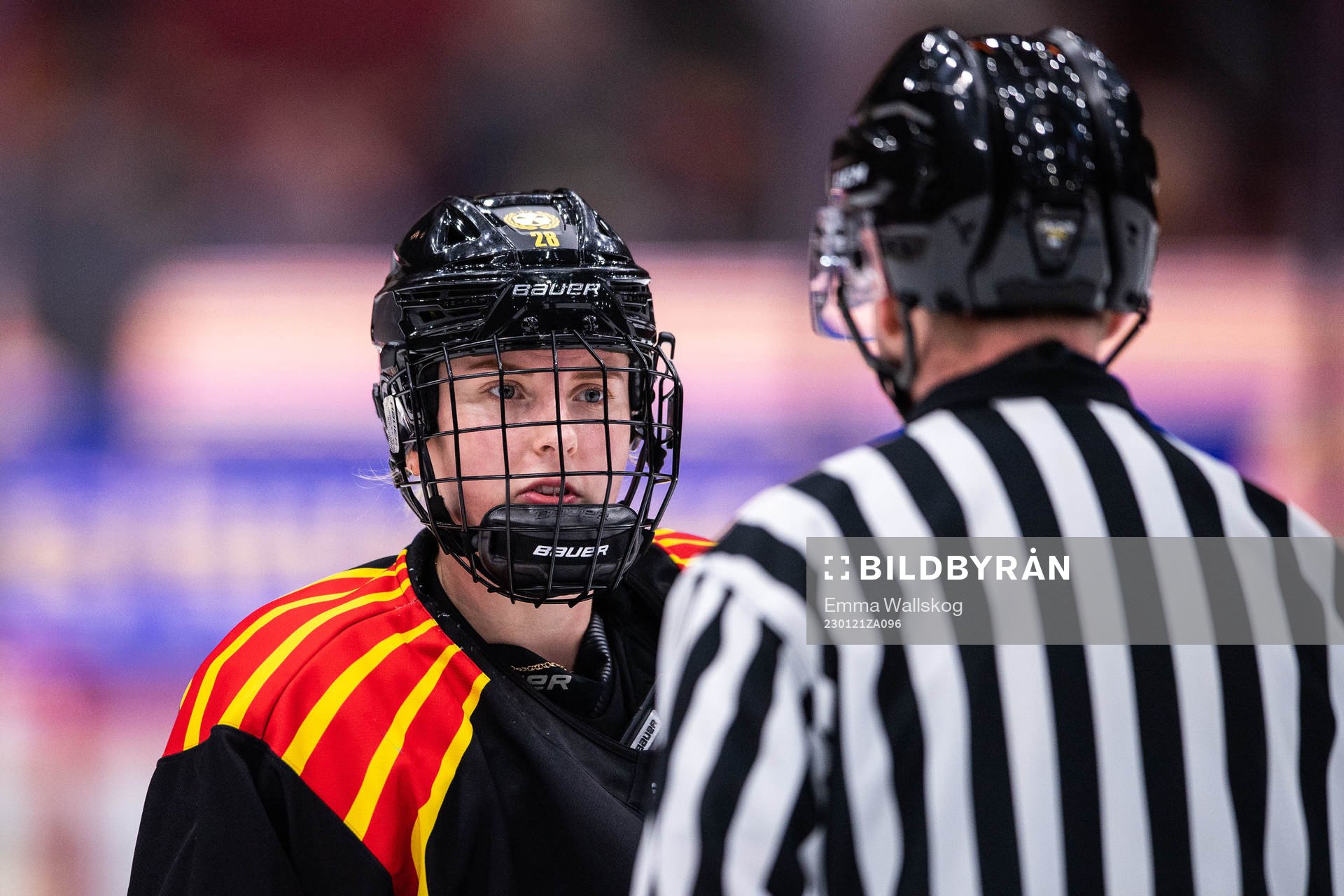 Brynäs Jenny Antonsson diskuterar med domaren