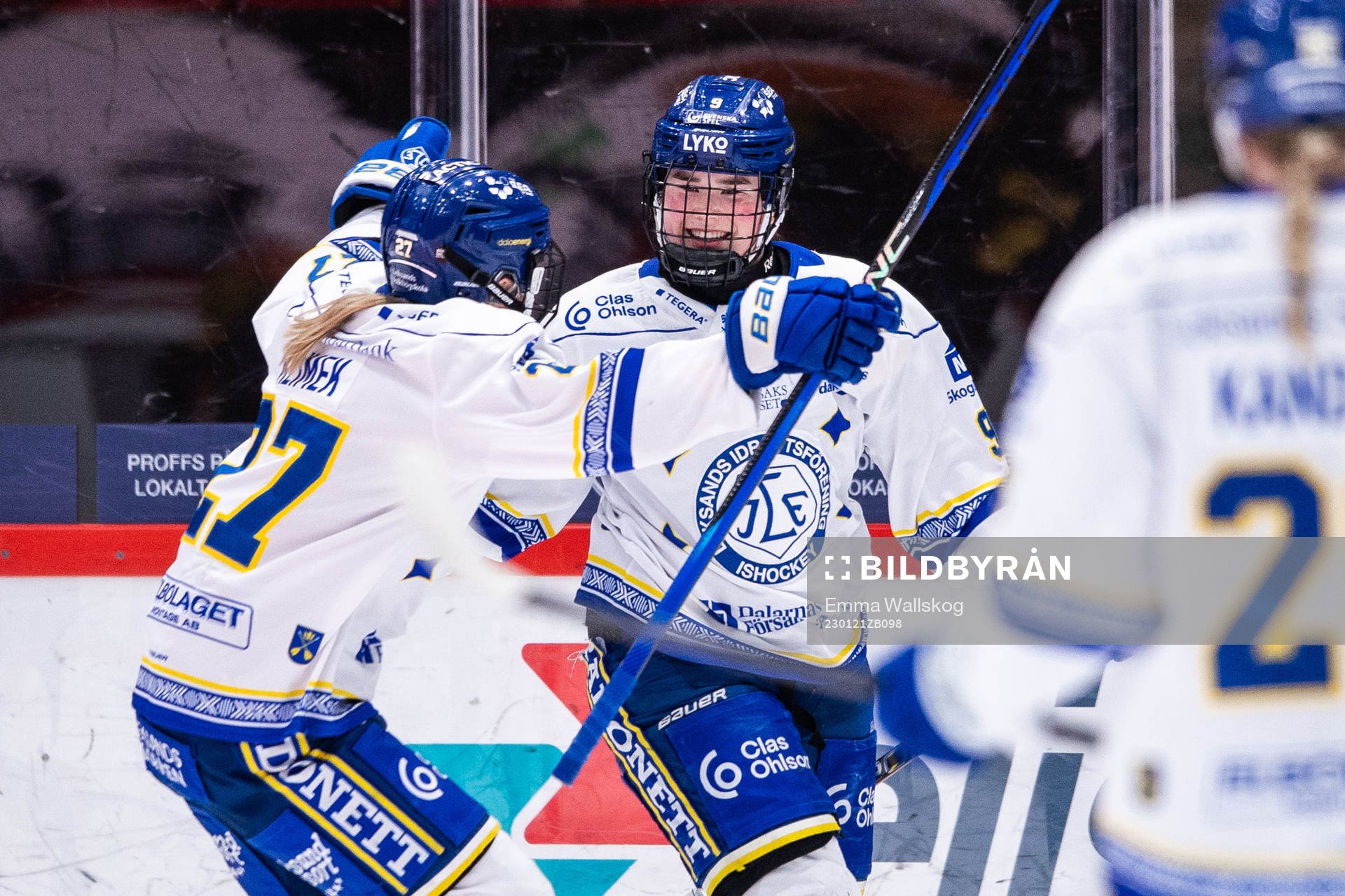 Leksands Hana Haasova och Victoria Klimek jublar