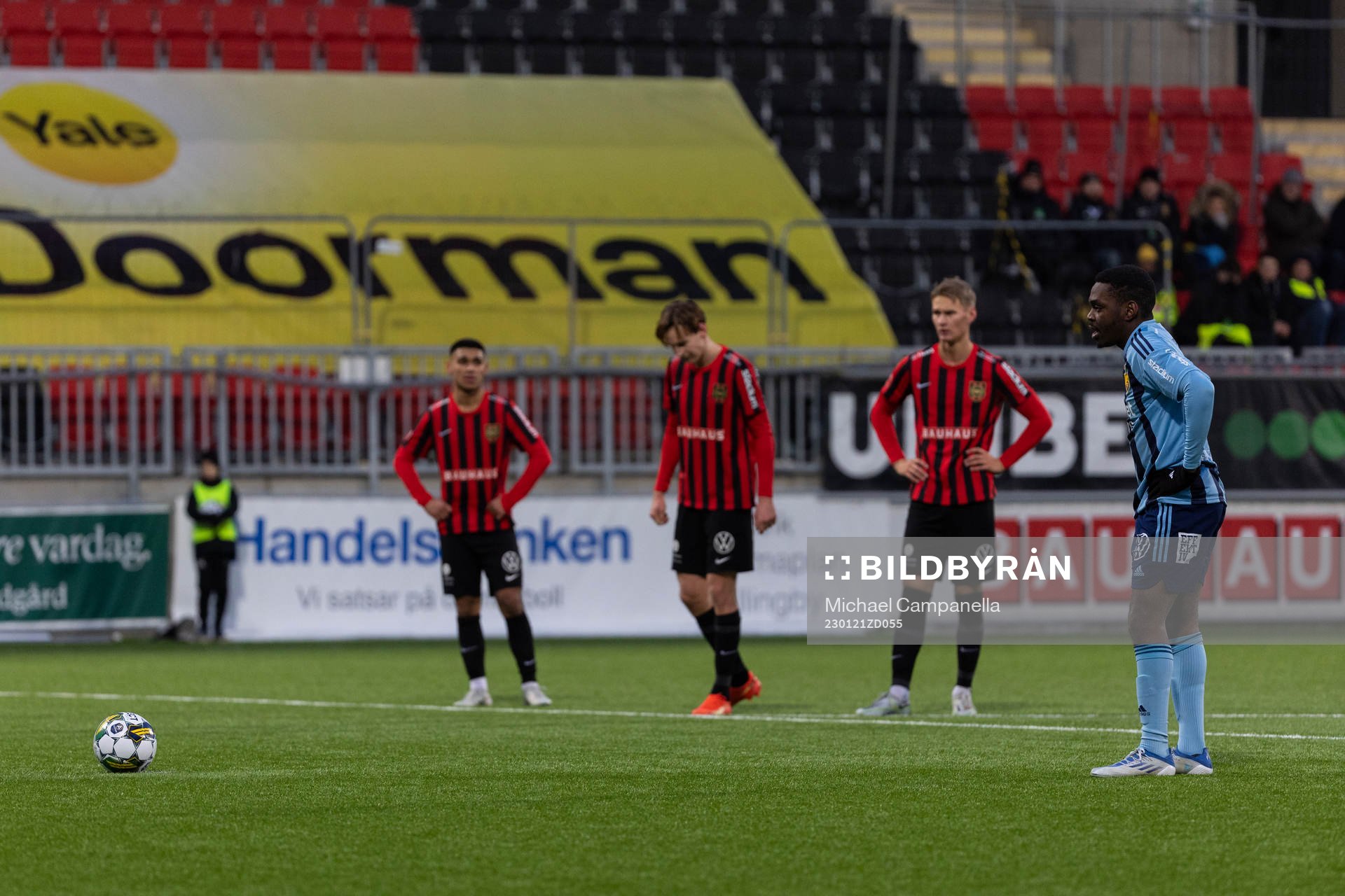 Djurgårdens Joel Asoro förbereder sig för att ta en
