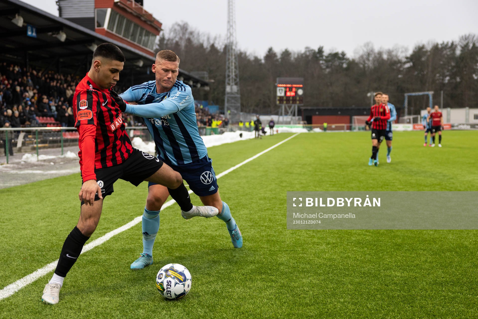 Djurgårdens Victor Edvardsen och Brommapojkarnas Liam Tahwildaran i kamp om bollen under träningsmatchen i fotboll mellan Brommapojkarna och Djurgården den 21 januari 2023 i Stockholm.
