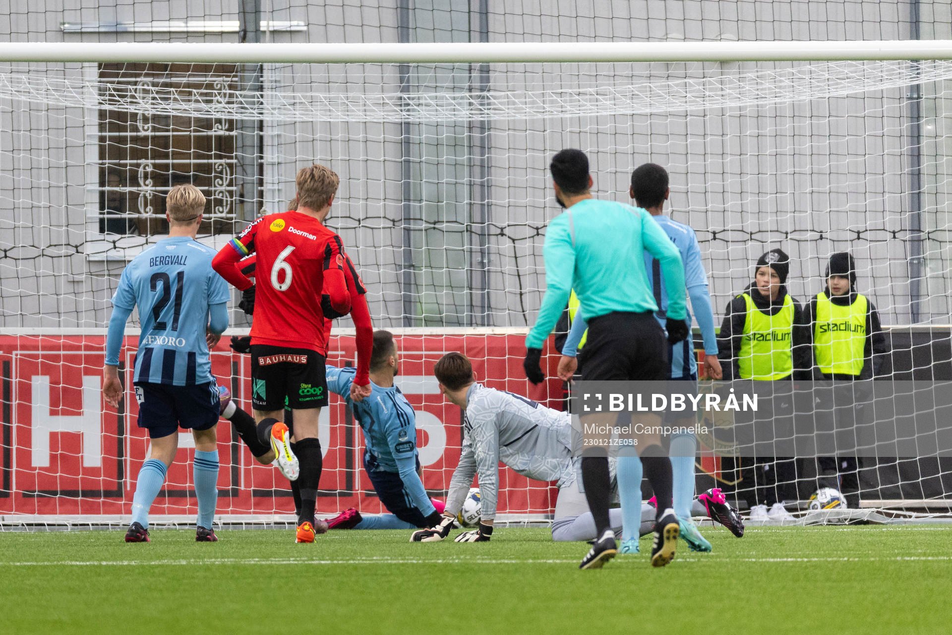 Djurgårdens Carlos Moros Garcia gör en självmål
