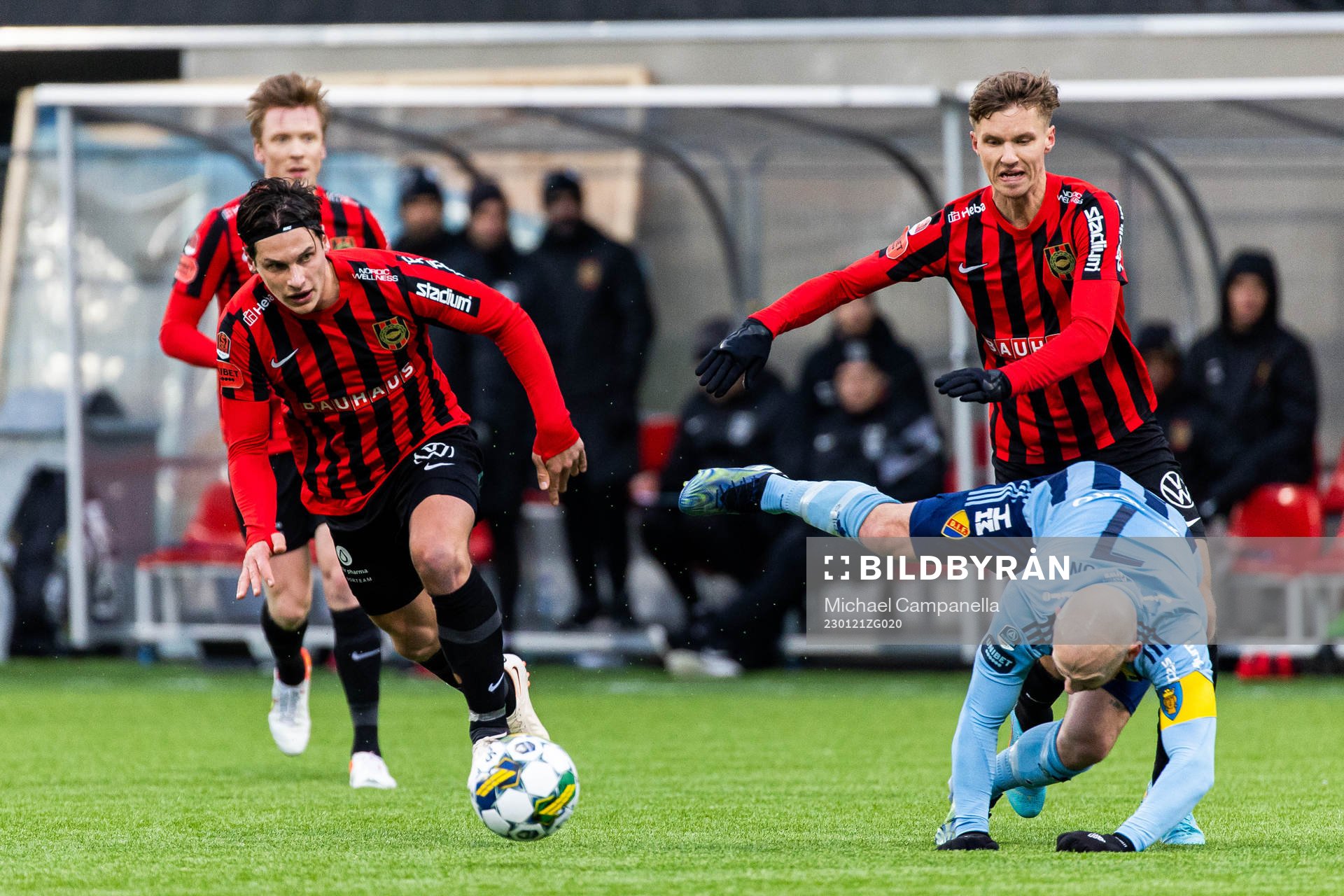 Brommapojkarnas Kevin Ackermann och Samuel Leach Holm i kamp med Djurgårdens Magnus Eriksson under träningsmatchen i fotboll mellan Brommapojkarna och Djurgården den 21 januari 2023 i Stockholm.