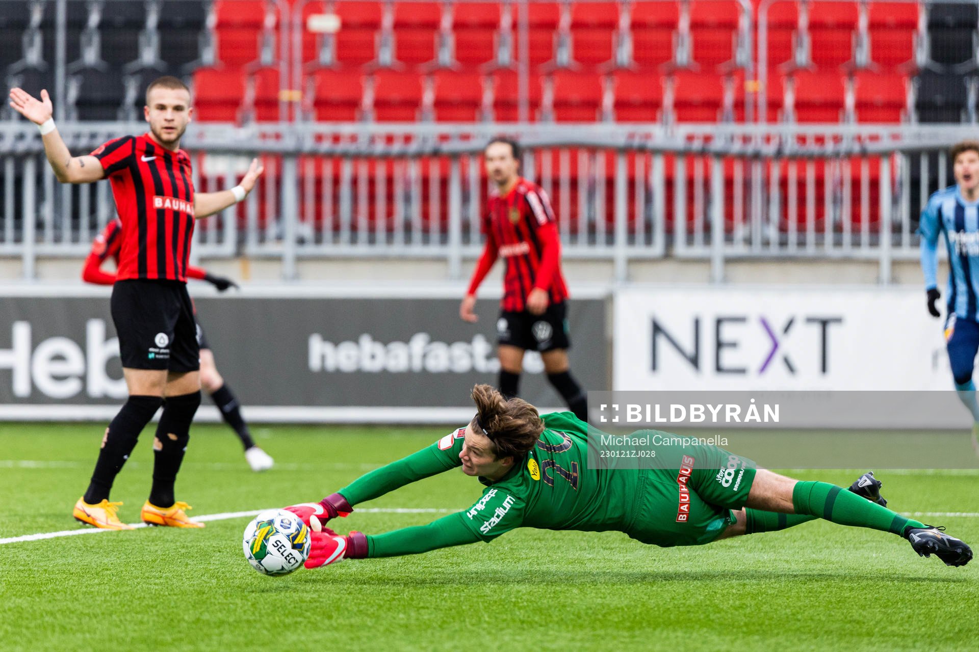 Brommapojkarnas Filip Sidklev med en räddning