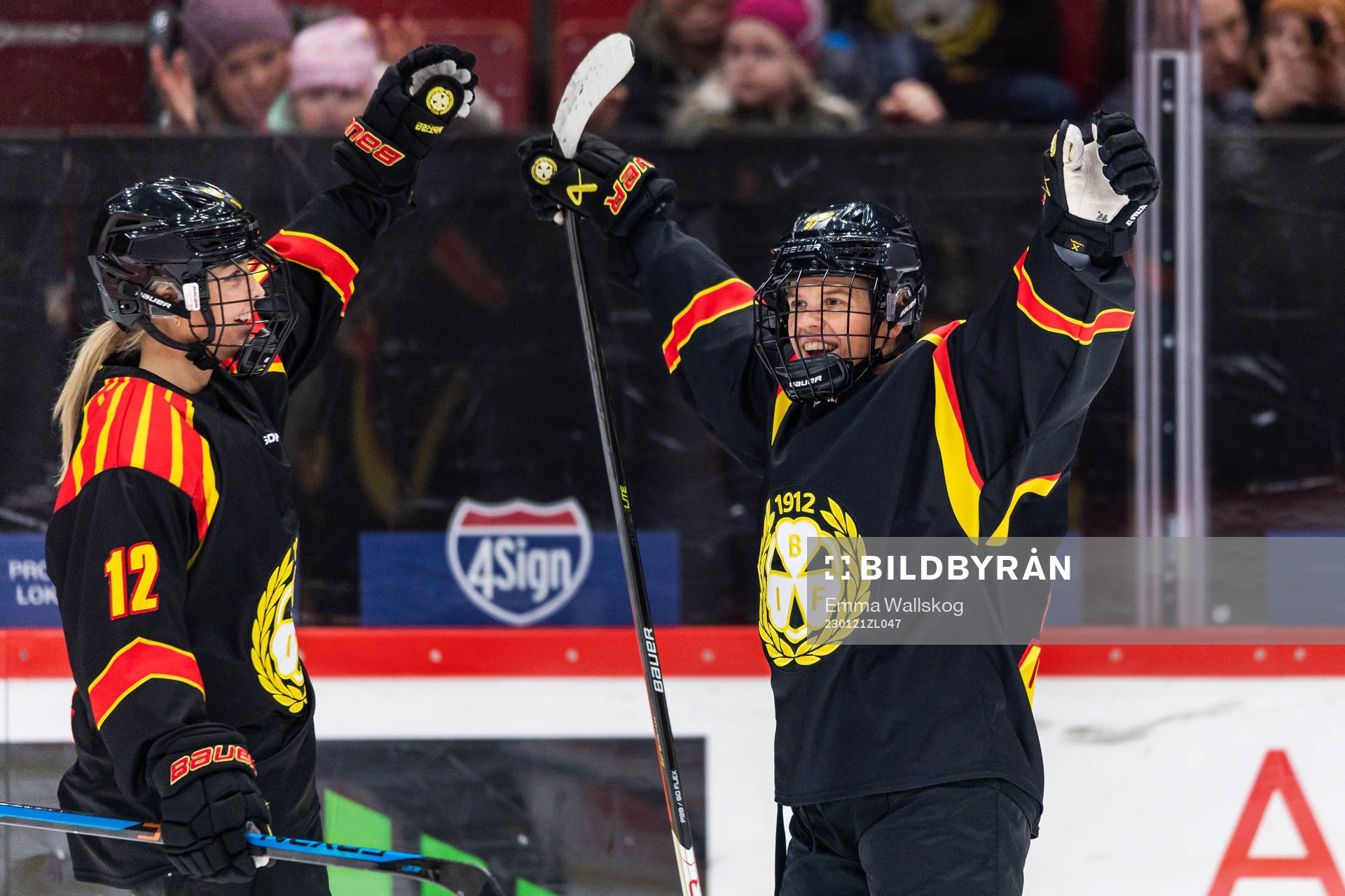 Brynäs Matilda Nilsson jublar emd Mina Waxin