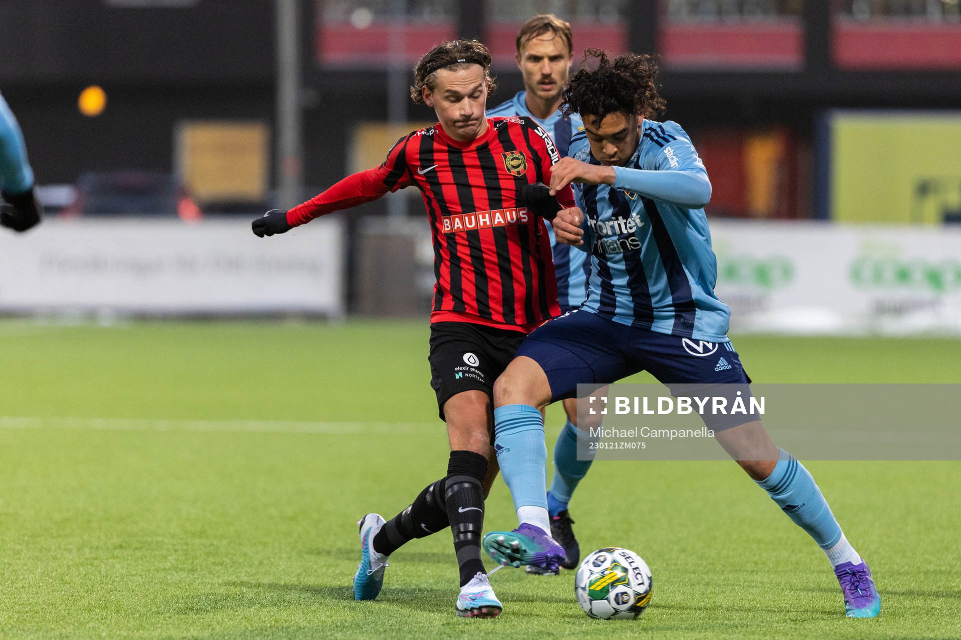 Brommapojkarnas Oscar Pettersson och Djurgårdens Gideon Granström under träningsmatchen i fotboll mellan Brommapojkarna och Djurgården den 21 januari 2023 i Stockholm.
