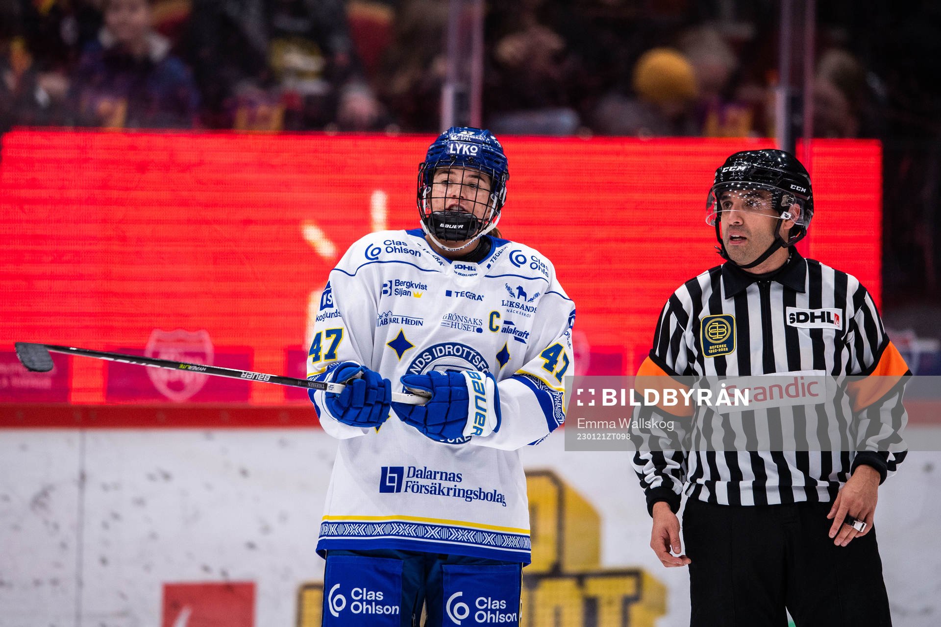 Leksands Abagael Thiessen diskuterar med domaren