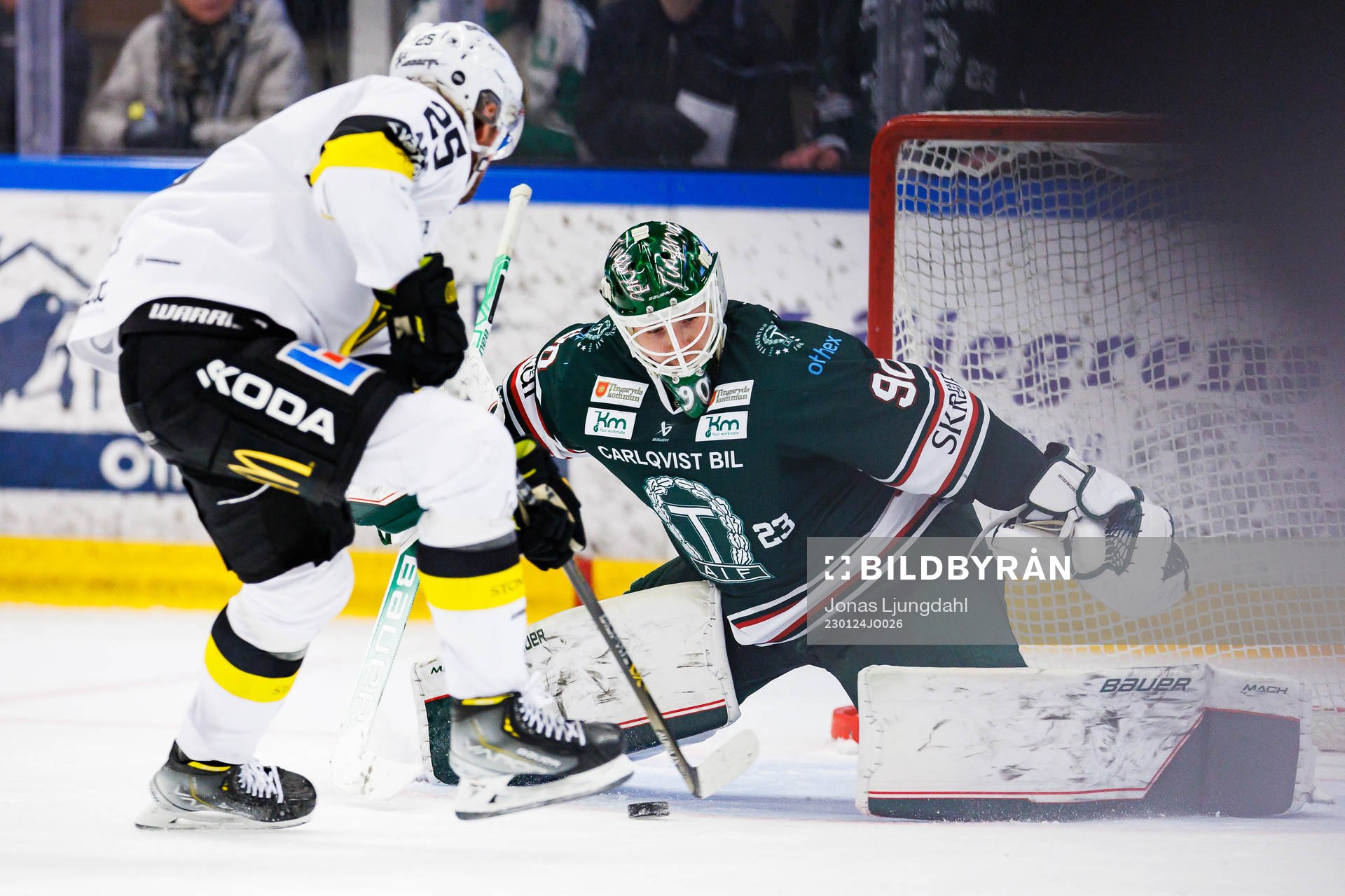 Västerås Marcus Bergman och Tingsryds målvakt Daniel