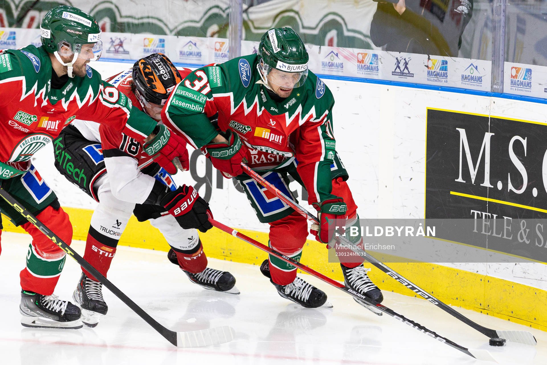 Frölundas Jan Mursak och Nicklas Lasu i en kamp mot