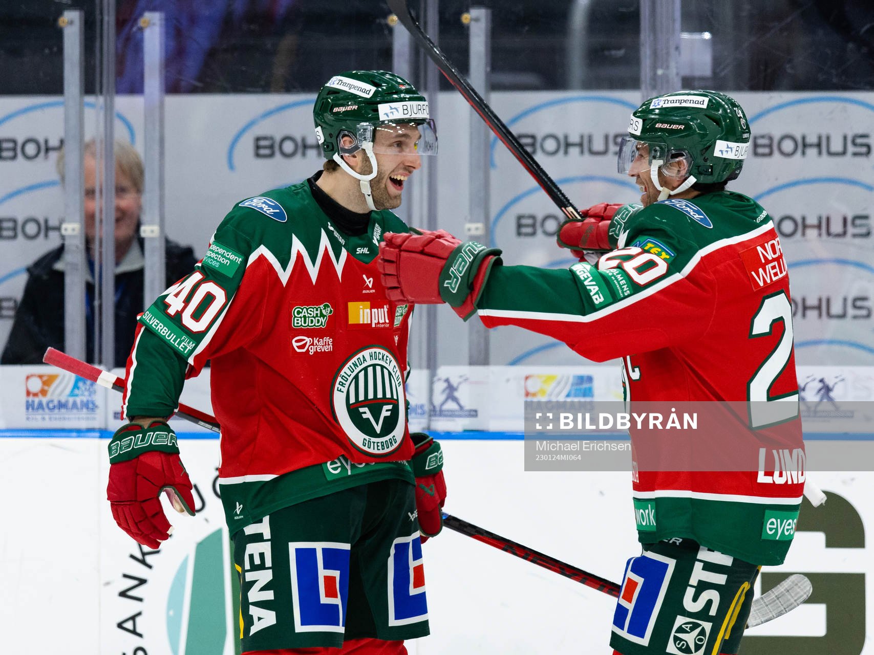 Frölundas Petteri Lindbohm jublar ihop med Joel Lundqvist