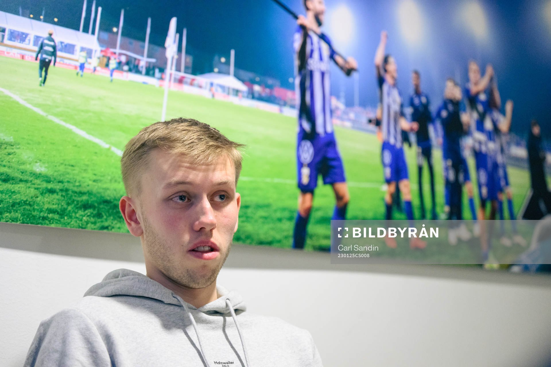 IFK Göteborgs Elias Hagen blir intervjuad