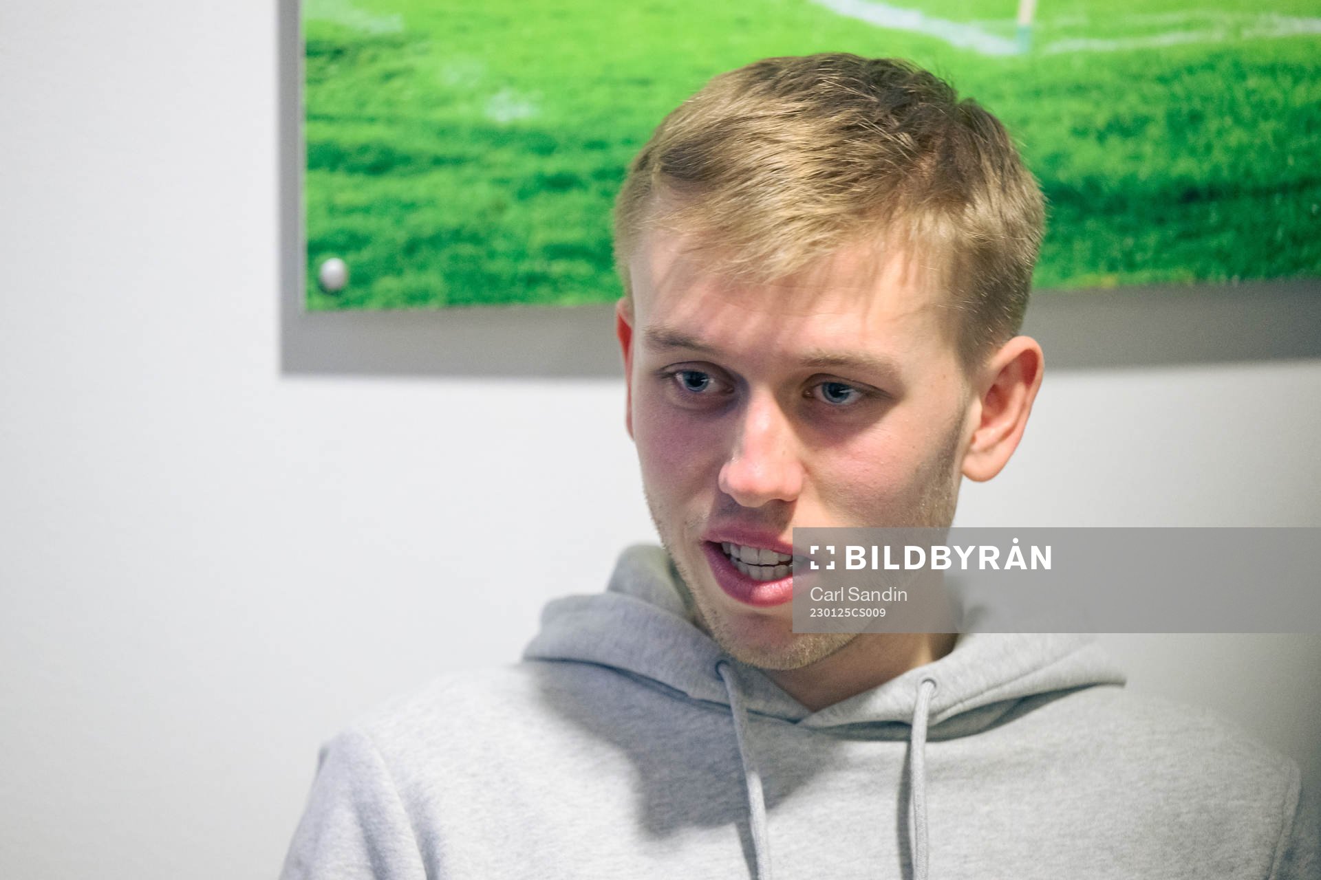 IFK Göteborgs Elias Hagen blir intervjuad