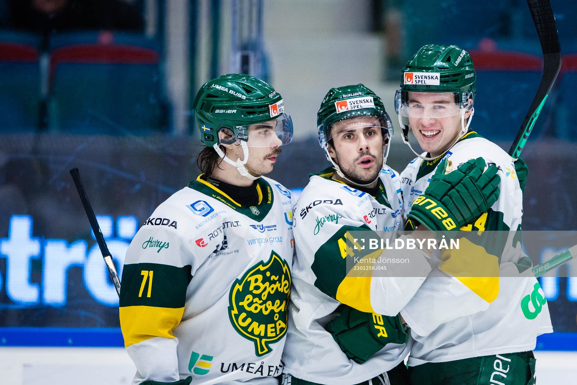 Björklövens Maxime Fortier jublar med Gustav Possler och