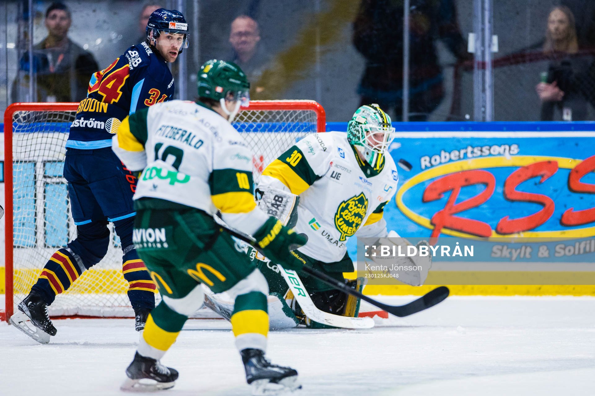 Björklövens målvakt Joona Voutilainen med en räddning