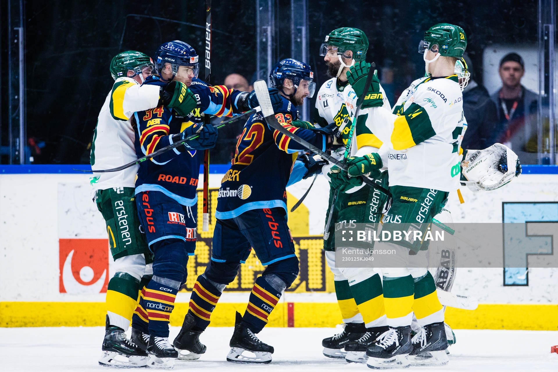 Djurgårdens Daniel Brodin och Marcus Kruger i ett gruff