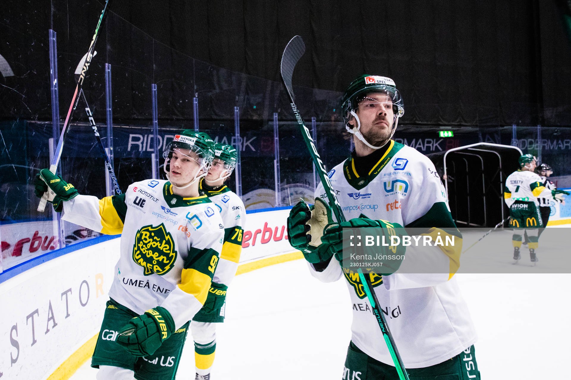 Björklövens Viljami Juusola och Veeti Vainio jublar