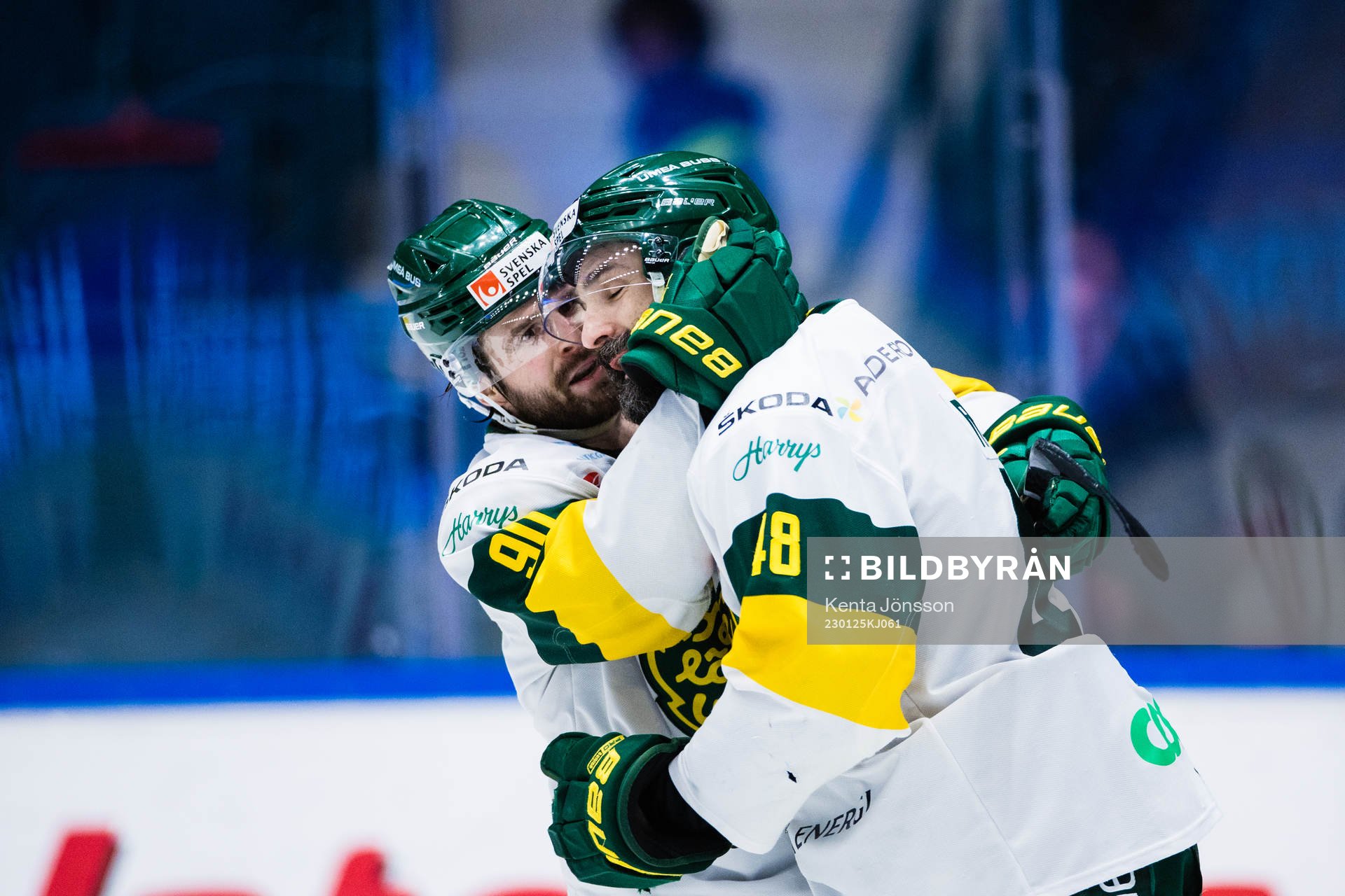 Björklövens Daniel Rahimi jublar med Alex Hutchings
