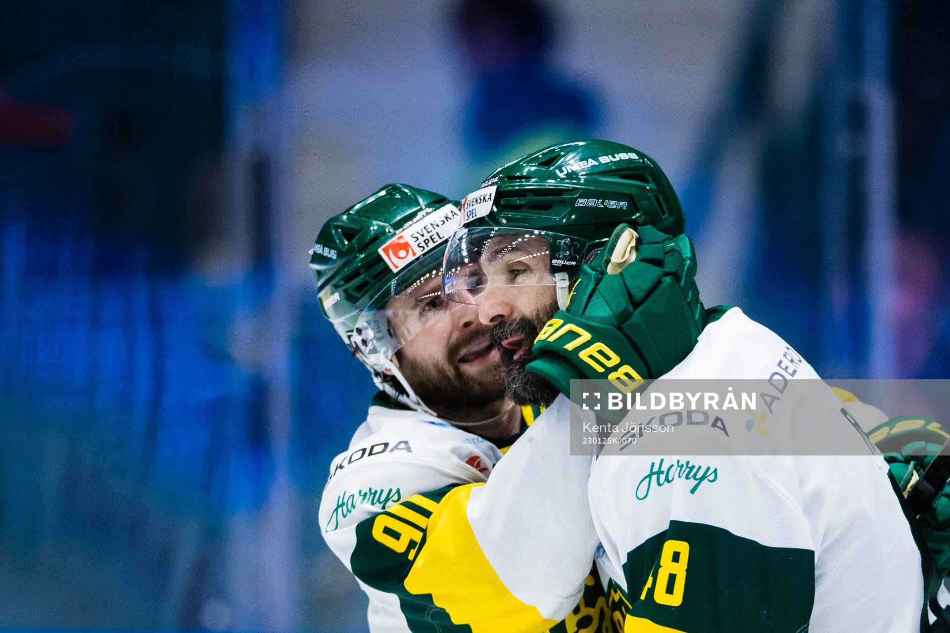 Björklövens Daniel Rahimi jublar med Alex Hutchings