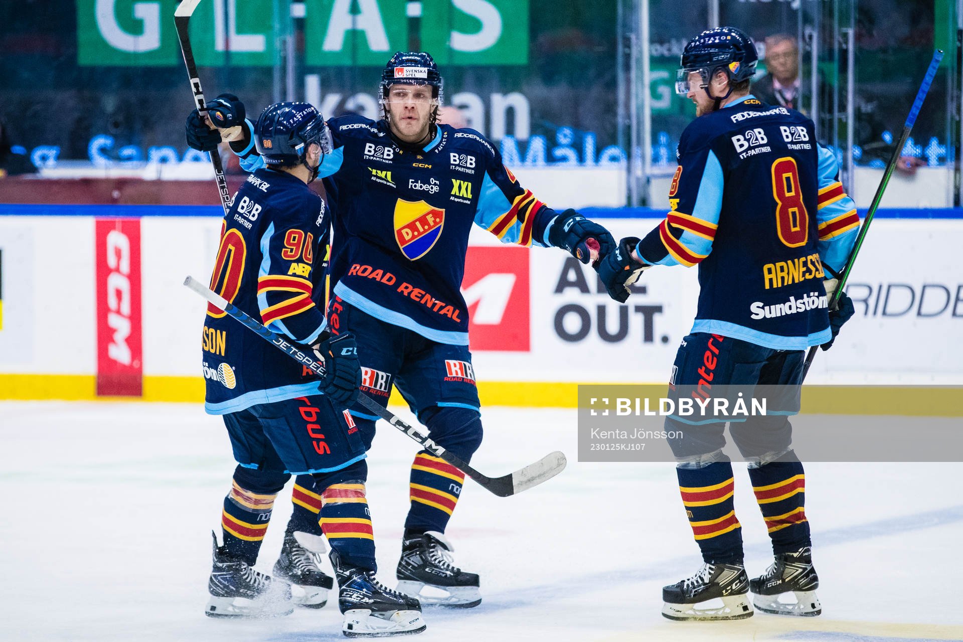 Djurgårdens Olle Liss jublar med Kevin Karlsson och Linus