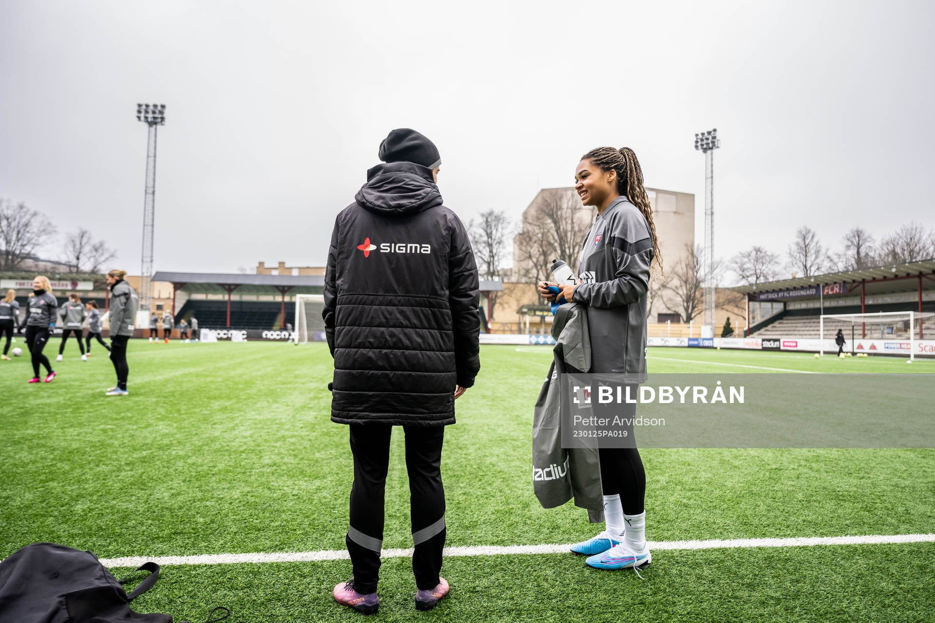 Tränare Renee Slegers i samtal med Isabella Obaze