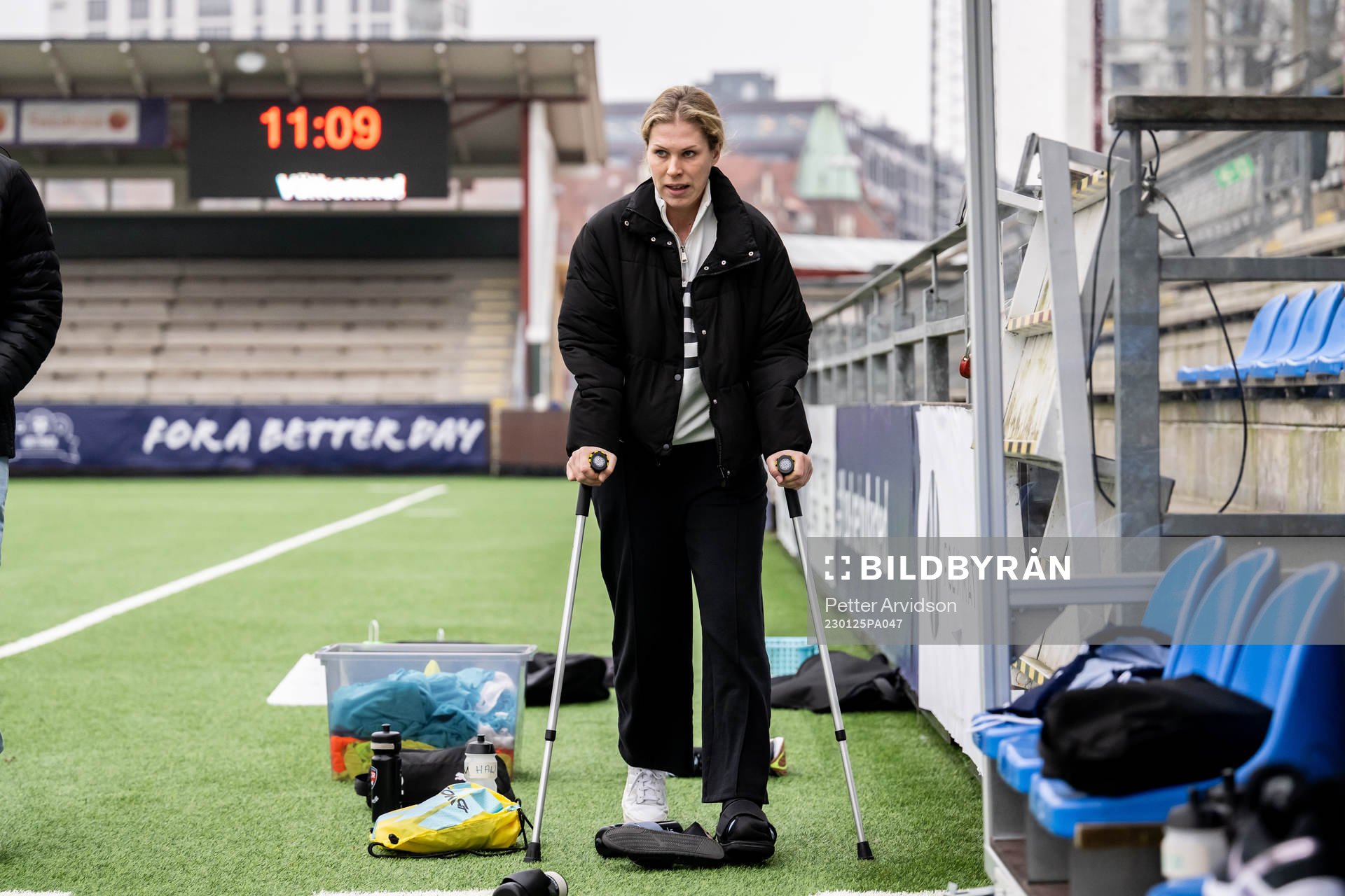 Rebecca Knaak på kryckor