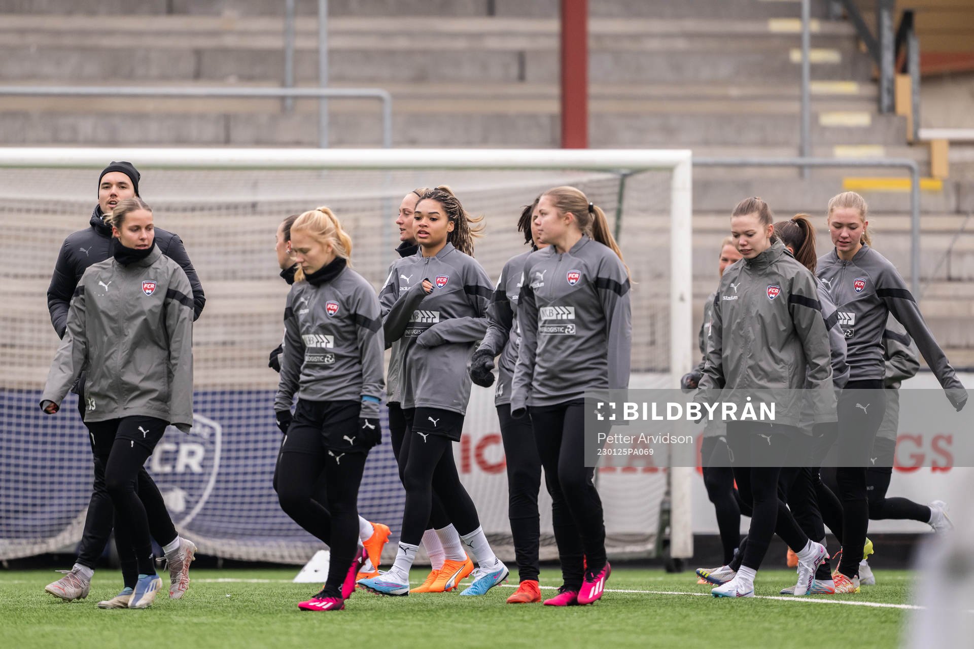 Olivia Holdt, Sofie Bruun Bredgaard, Isabella Obaze och Bea Sprung under en fotbollsträning med FC Rosengård den 25 januari 2023 i Malmö.