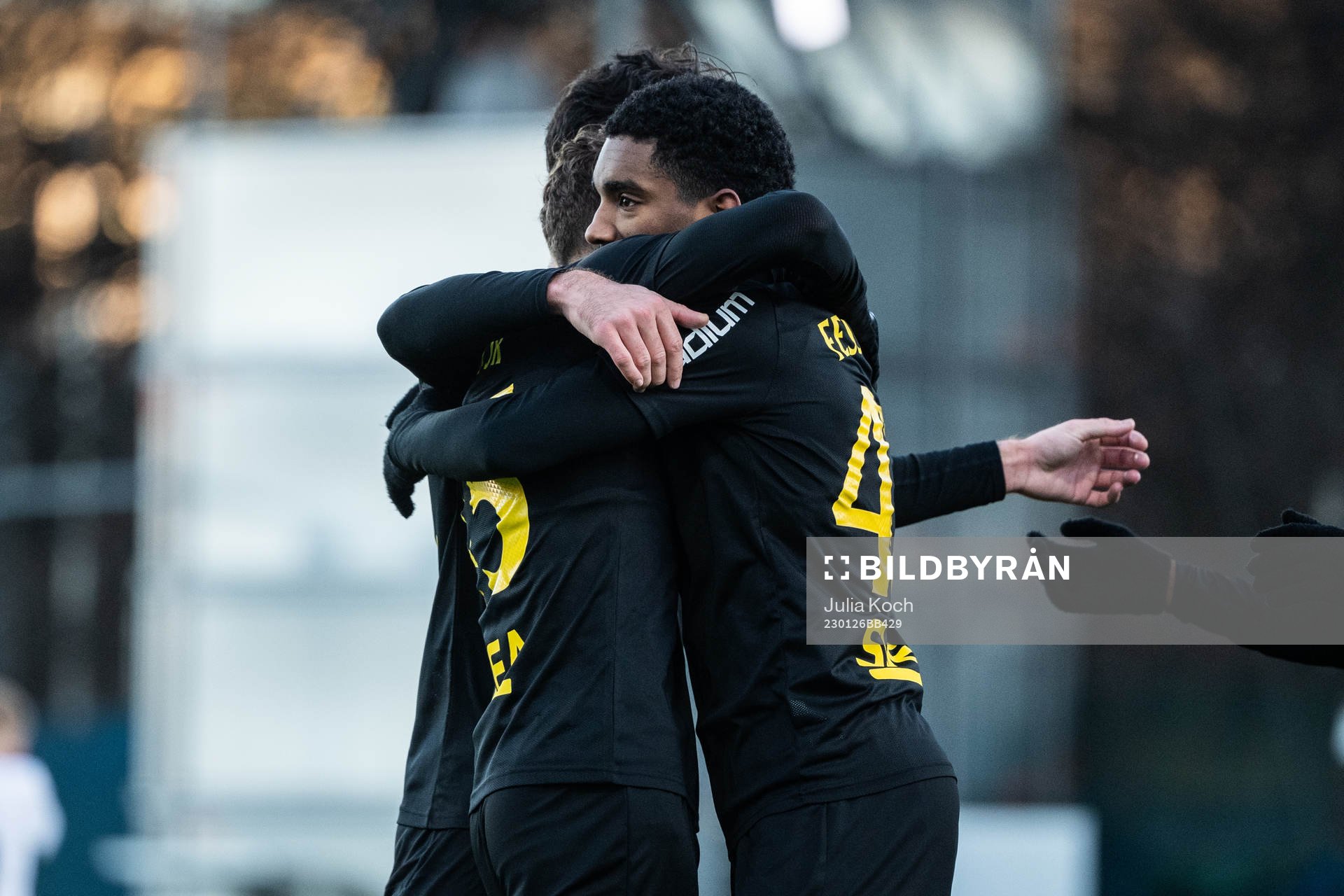 AIKs Alexander Fesshaie jublar med lagkamrater