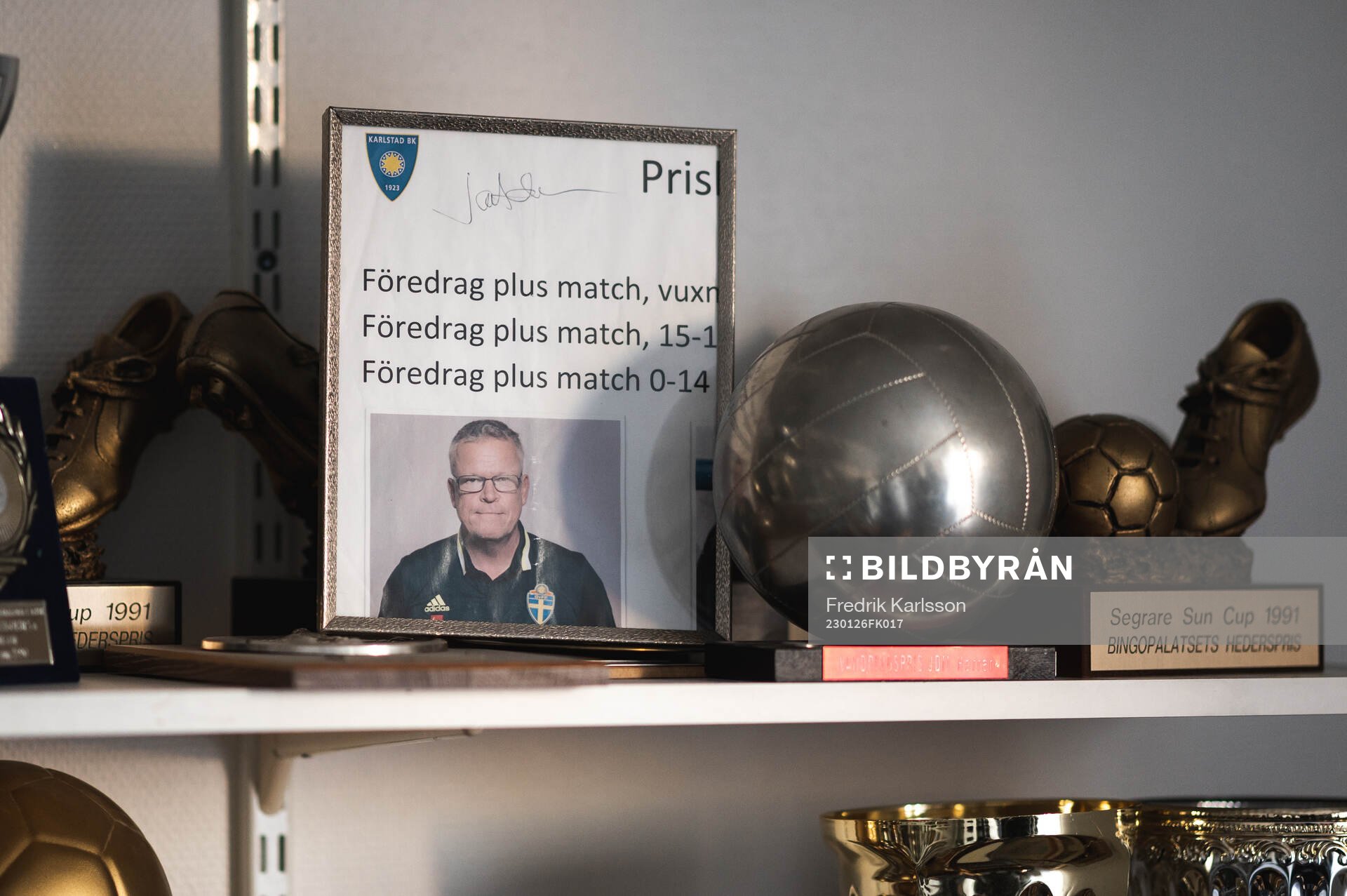 26 En bild på Janne Andersson på en hylla med priser