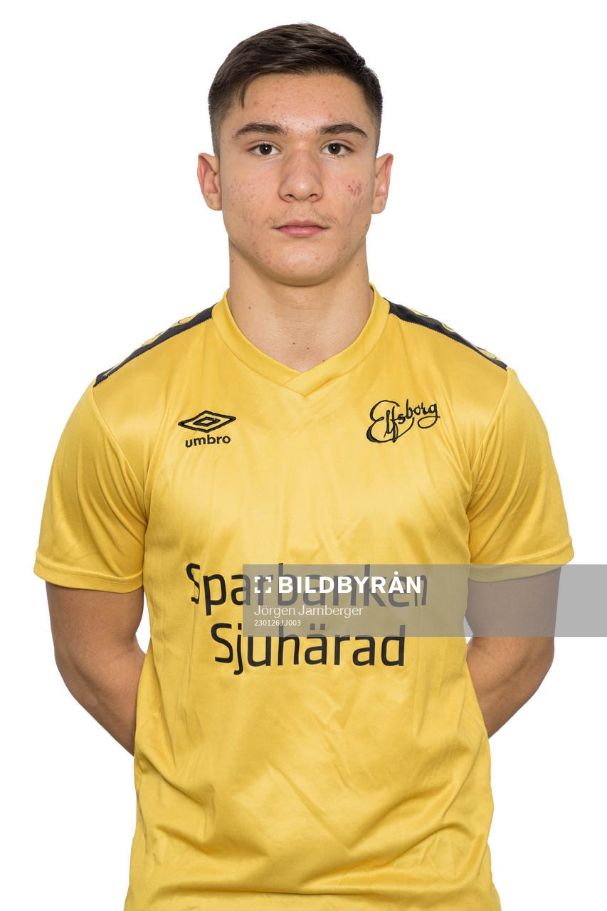 Adnan Skrijelj under en porträttfotografering med Elfsborg U15 den 26 januari 2023 i Borås. 