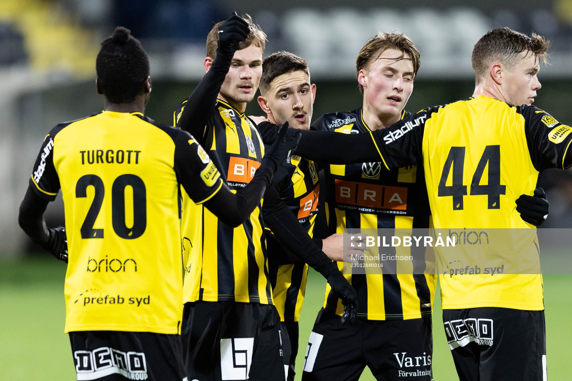 Häckens Semir Bosnic jublar med lagkamrater