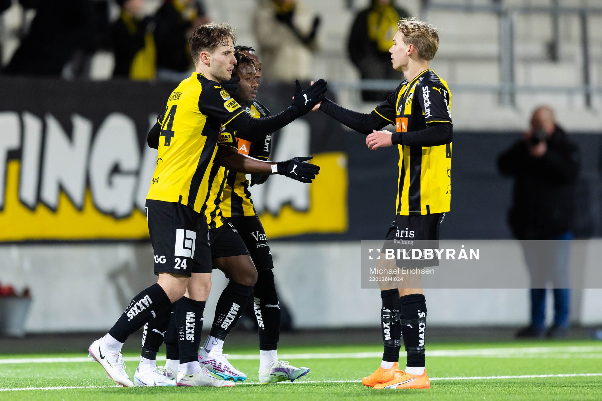 Häckens Lars Olden Larsen jublar ihop med Ibrahim Sadiq,