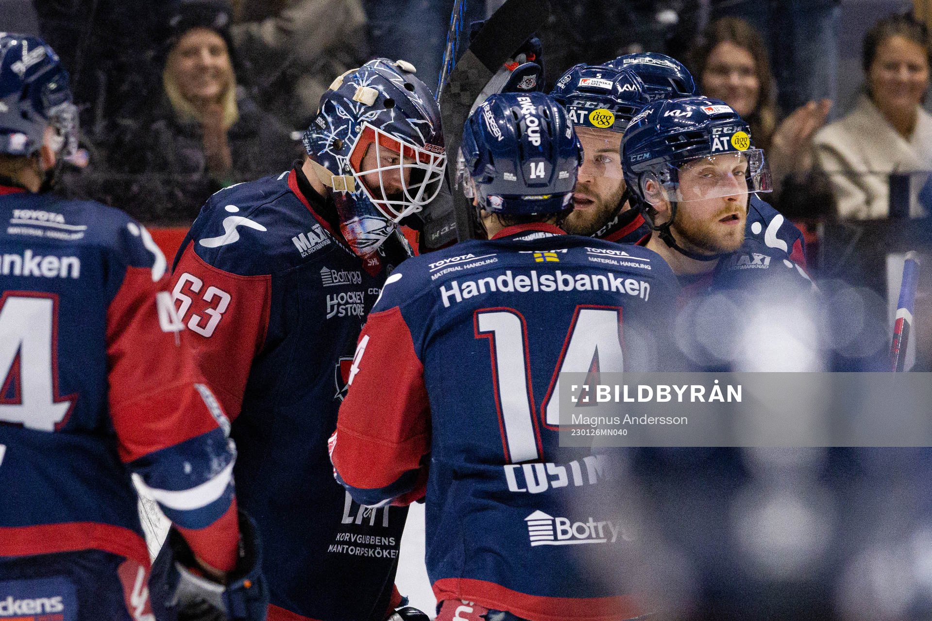 Linköpings spelare jublar med målvakt Marcus Högberg