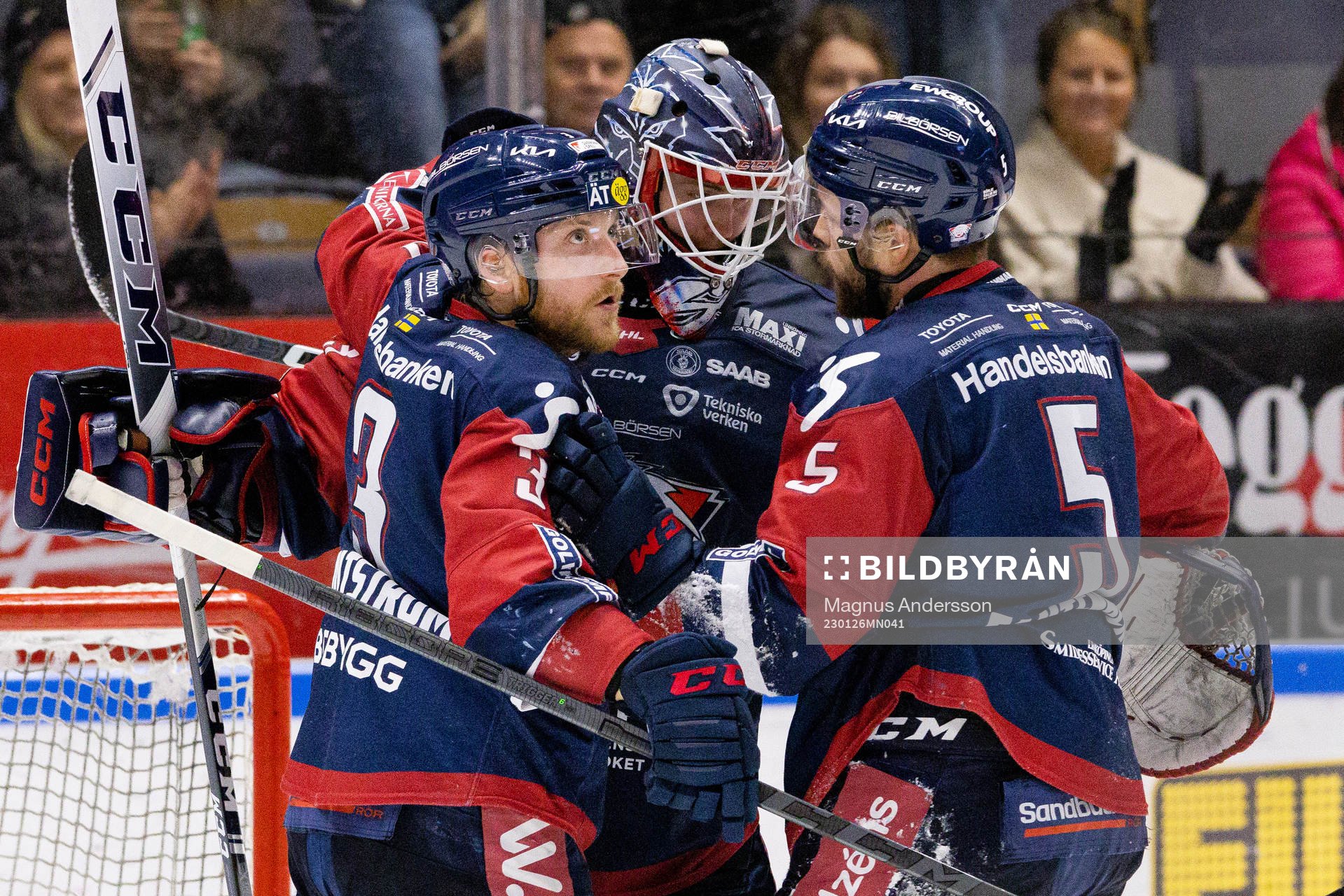 Linköpings Linus Hultström, målvakt Marcus Högberg och