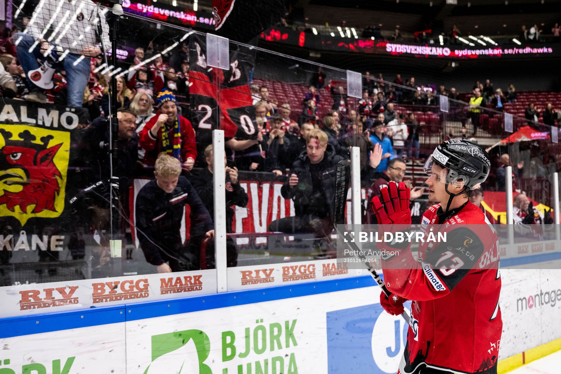 Malmö Redhawks Adam Ollas Mattsson jublar mot supportrarna