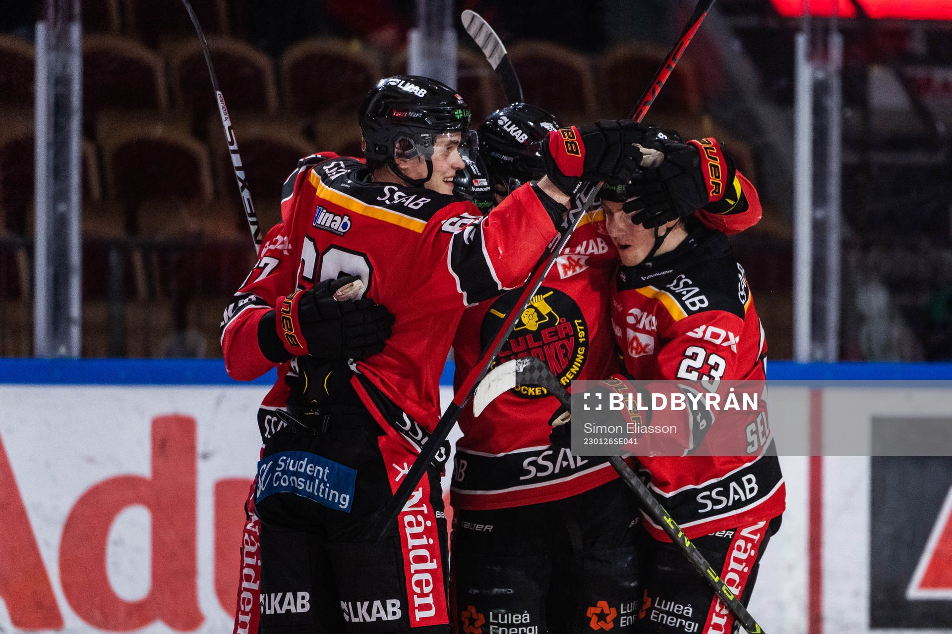 Luleås Julius Honka jublar med lagkamrater