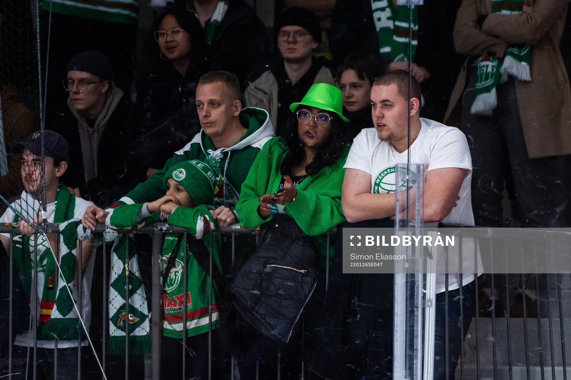 Rögle-supportern Albin Svensson (till höger)