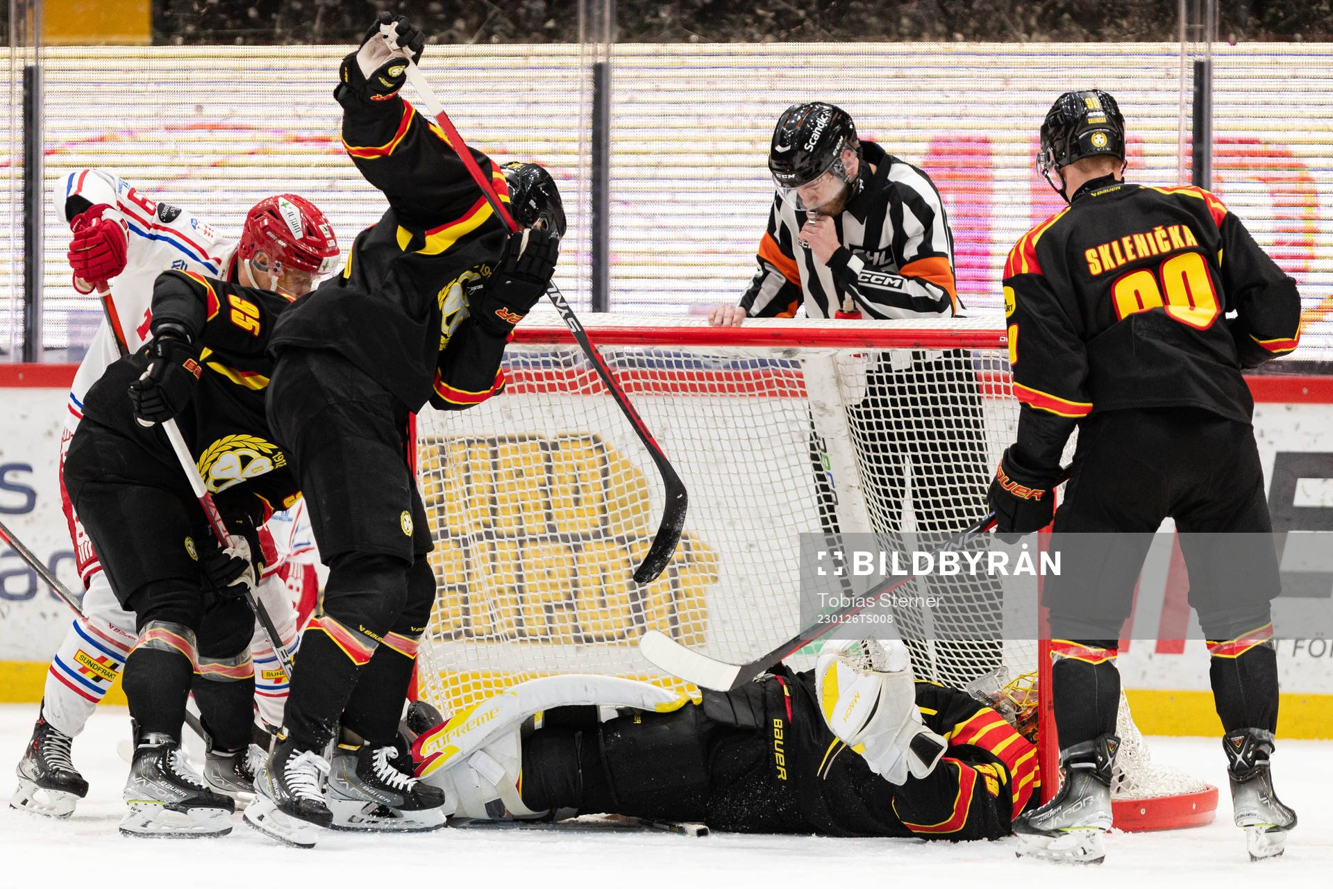 Timrås Erik Andersson gör 0-2 bakom Brynäs målvakt