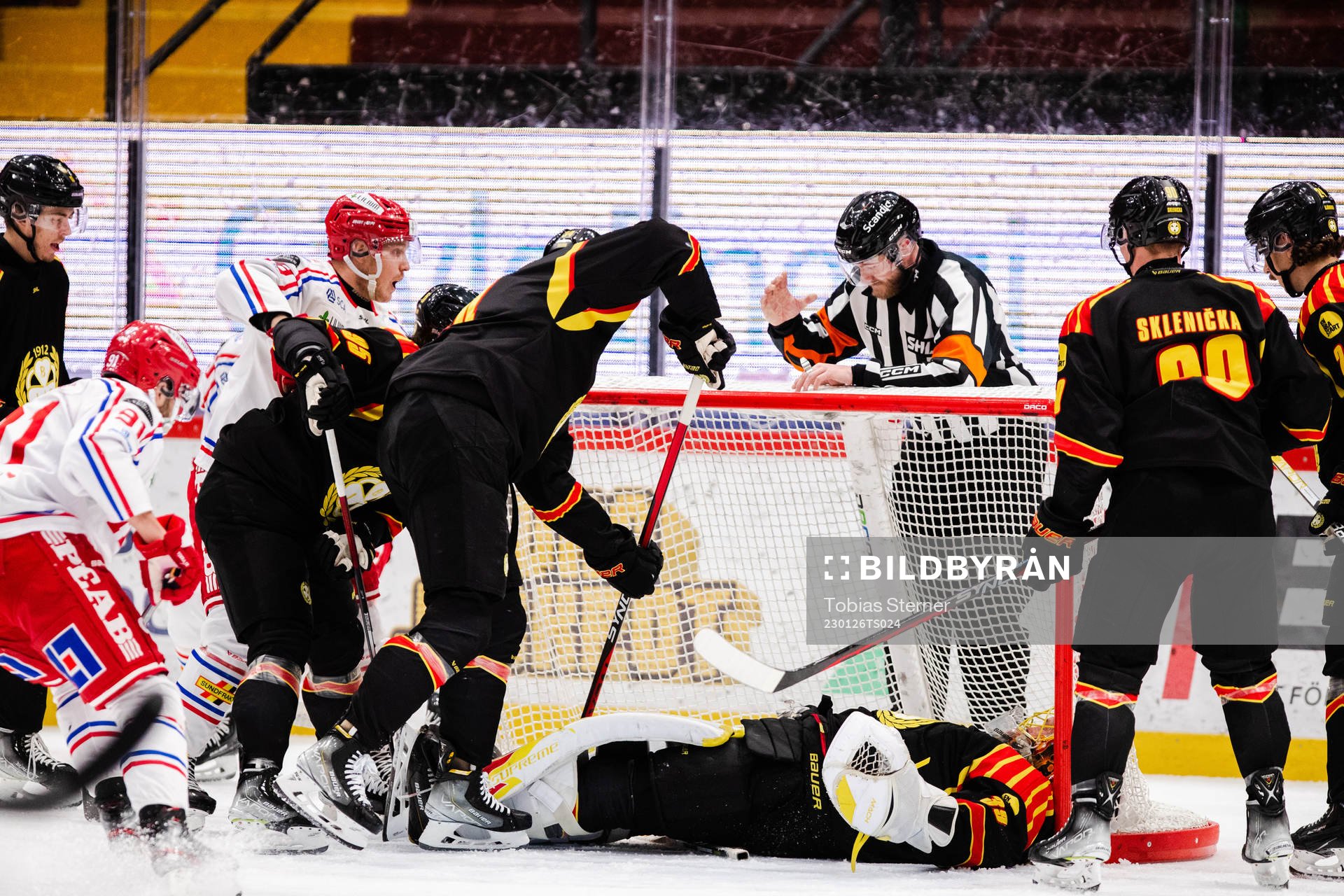 Timrås Erik Andersson gör 0-2 bakom Brynäs målvakt