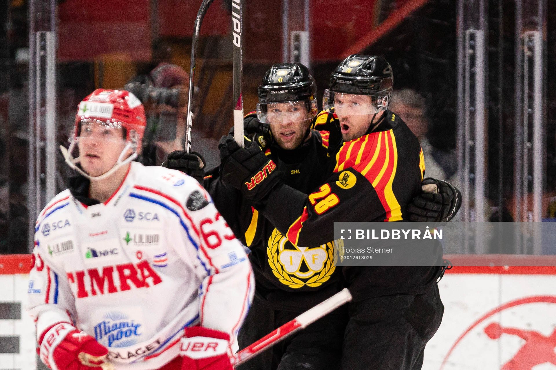 Brynäs Greg Scott och Johannes Kinnvall jublar